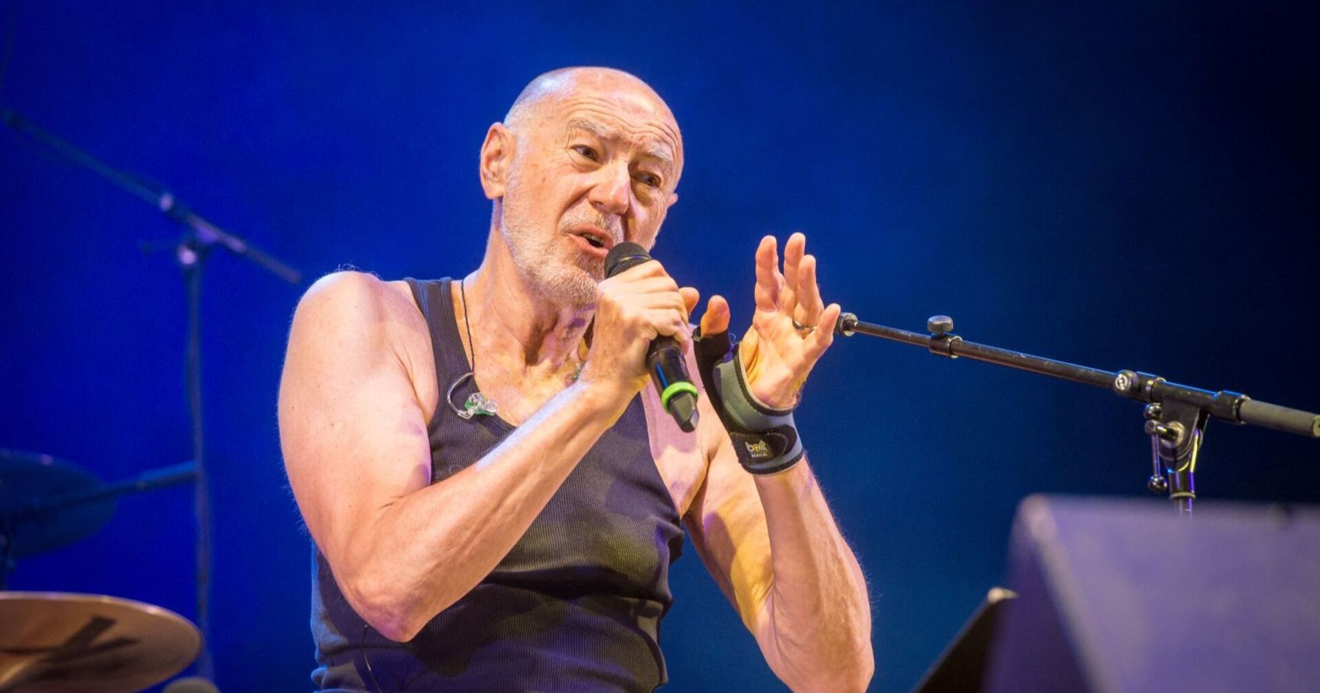 &quot;Ostbahn Kurti&quot;  singt in das Mikrophon.