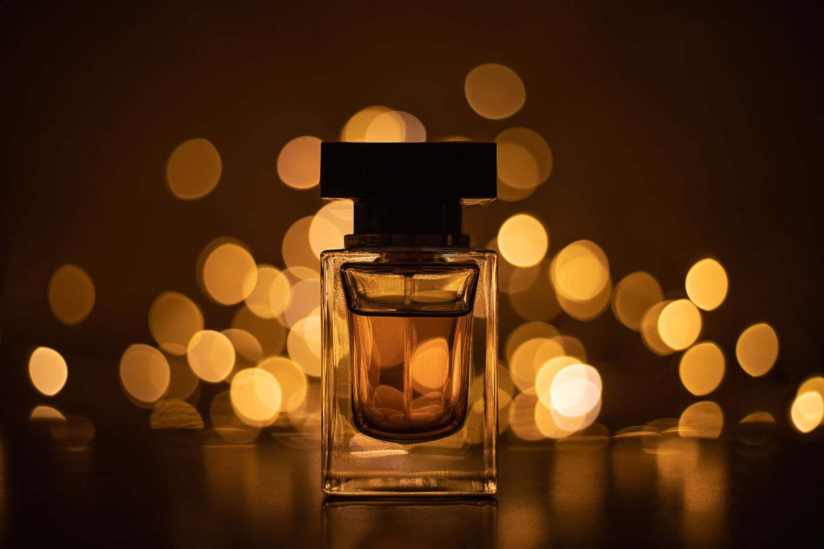 Parfum mit Lichter | Credit: iStock.com/Yulia Naumovich