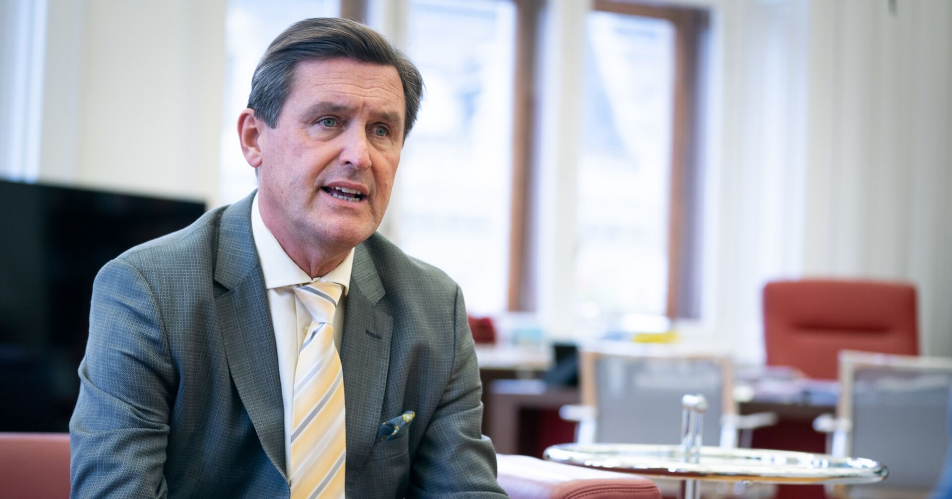 Stadtrat Peter Hanke im grauen Anzug und mit gestreifter Krawatte