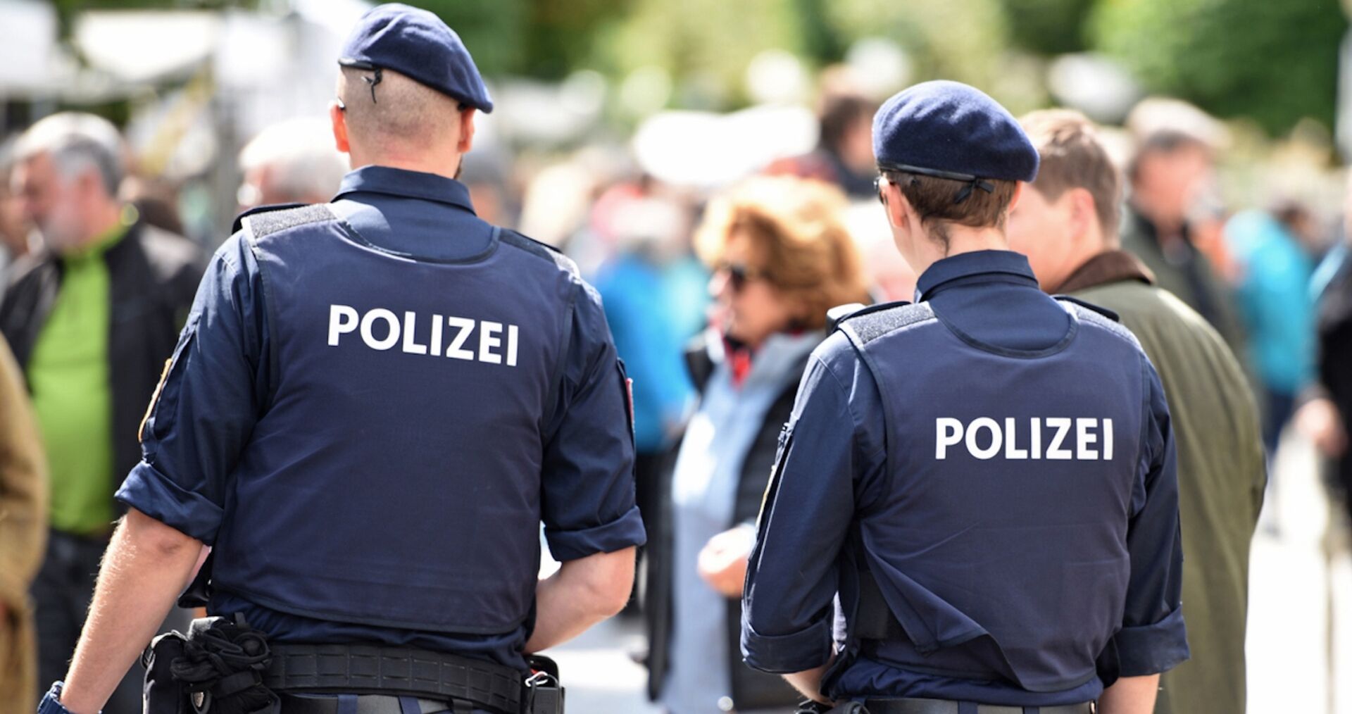 Polizisten in einer Menschenmenge