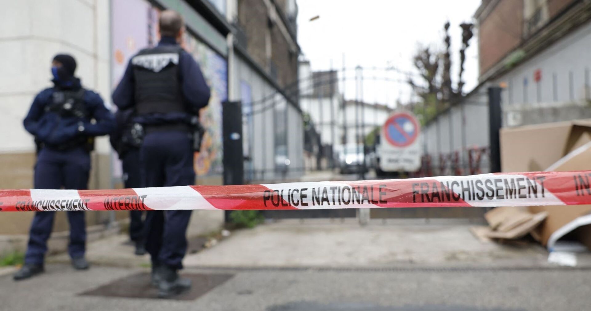 Beamten und eine Absperrung am Ort, wo der Mann erschossen wurde.