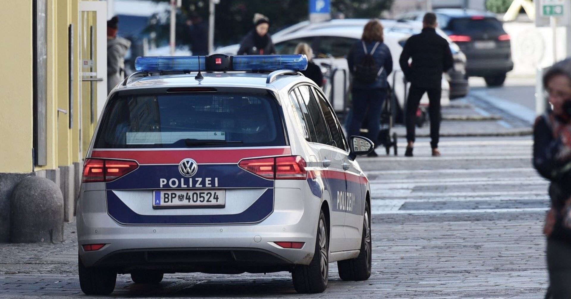Ein Polizeiauto steht in einer Straße.