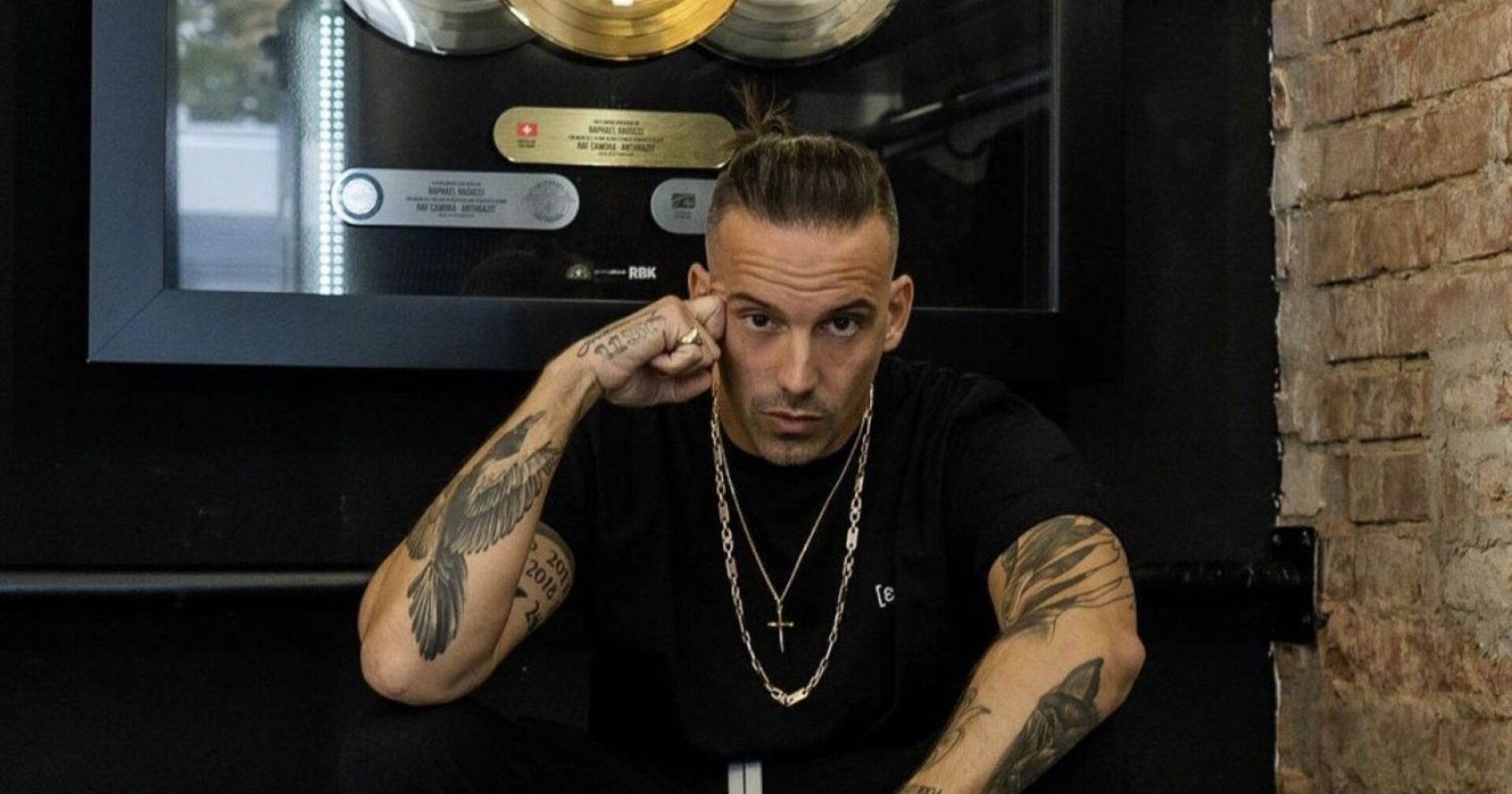 RAF Camora sitzt auf einer Treppe