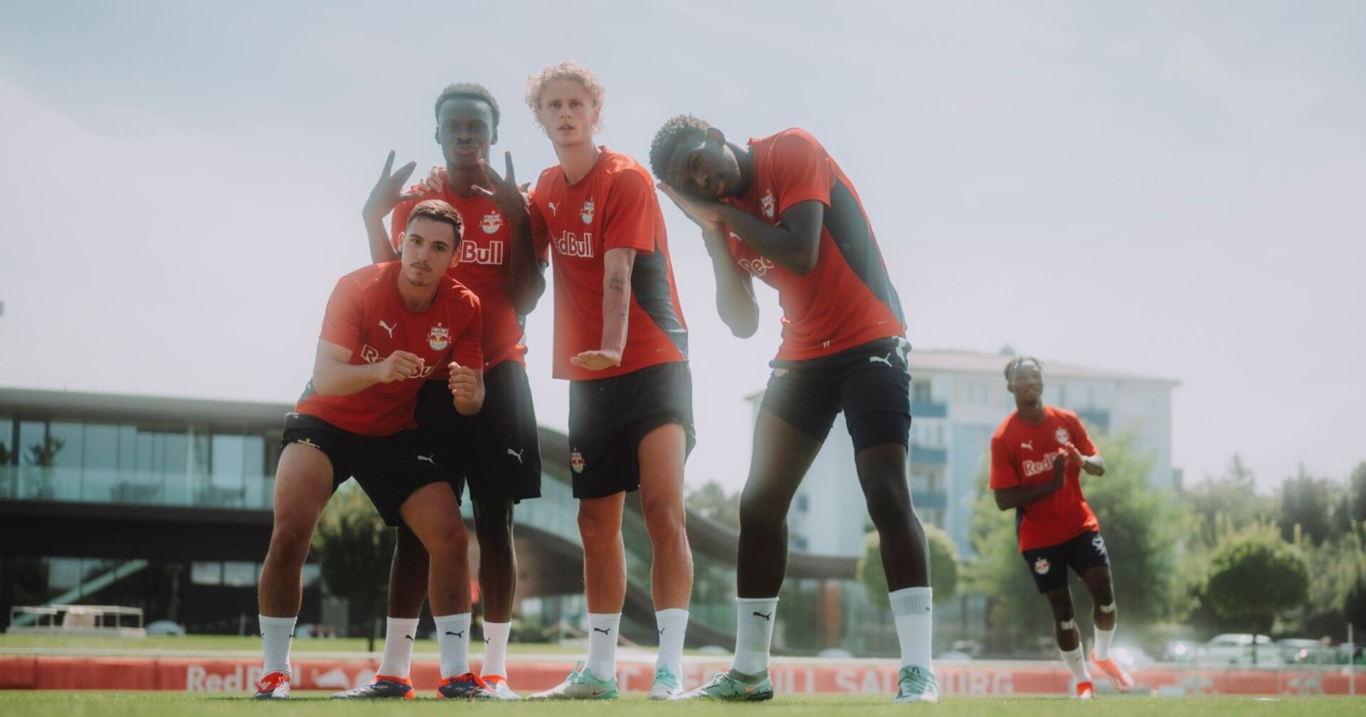 Die Red Bull Salzburg Akteuere Oscar Gloukh, Samson Baidoo, Maurits Kjaergaard, Lucas Gourna-Douath und Dorgeles Nene