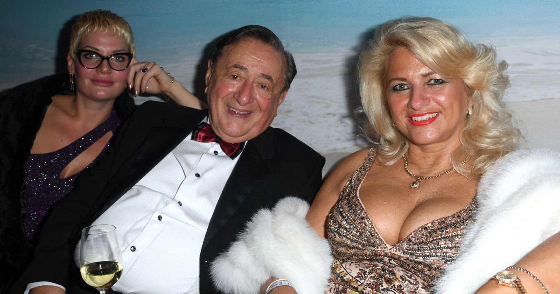 Anastasia Müller, Richard Lugner und Sonja Schönanger sitzen zusammen