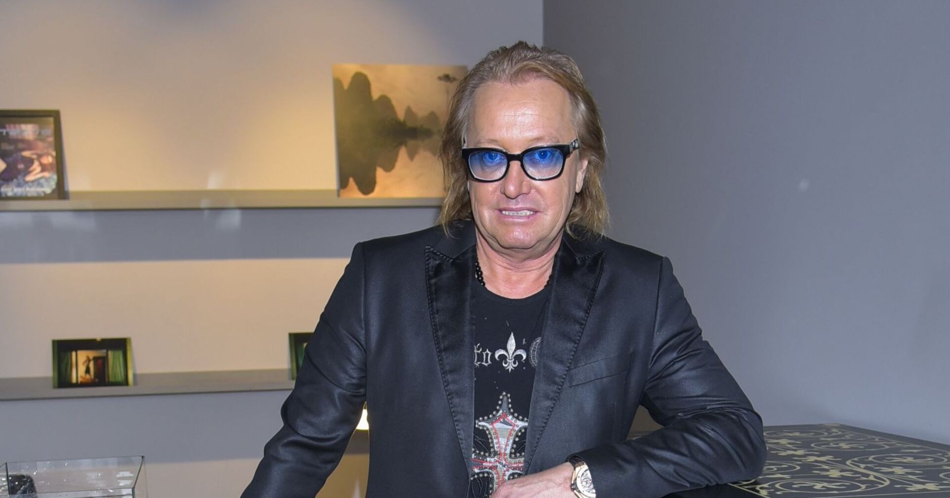 Robert Geiss mit einer blauen Sonnenbrille.