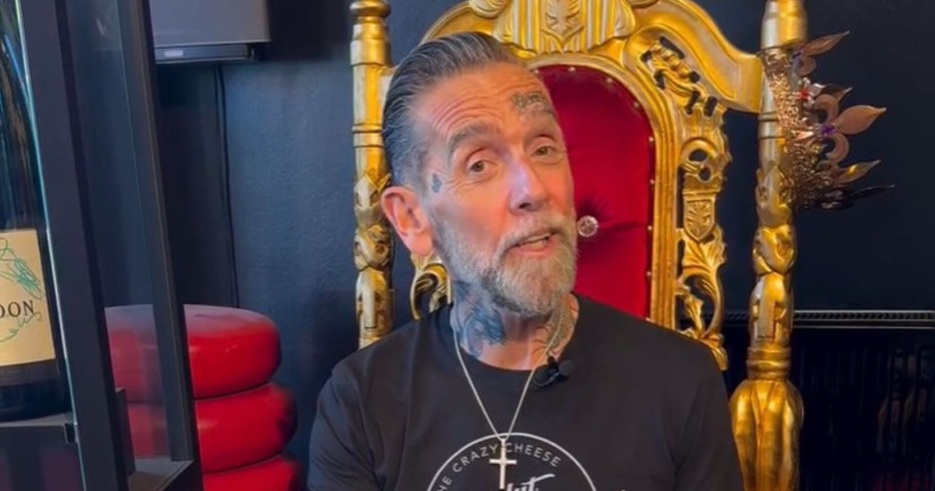 Roland Ludomirska auf einem Thron