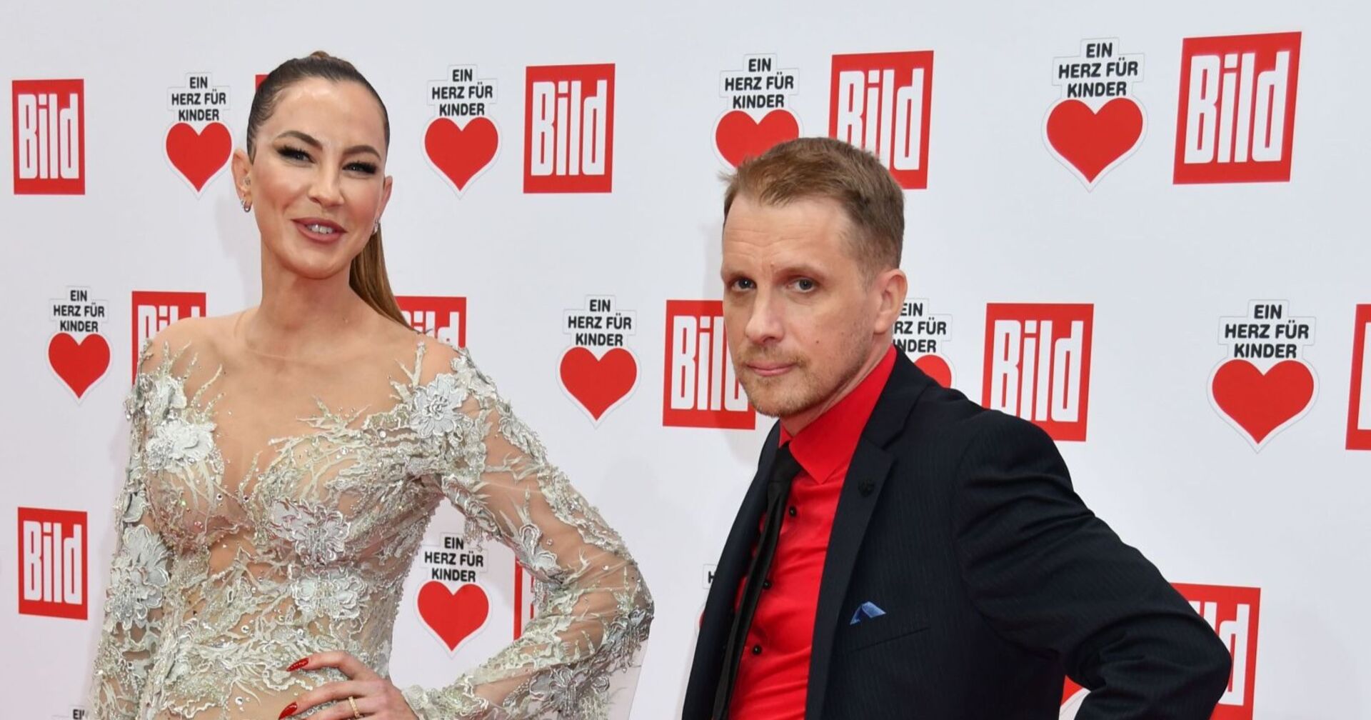 Sandy Meyer-Wölden und  Oliver Pocher posieren zusammen.