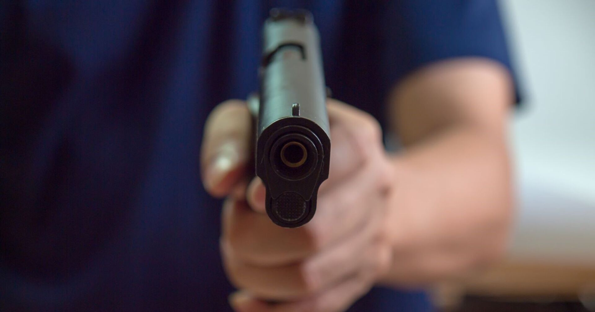 Ein Mann hält eine Pistole in der Hand.