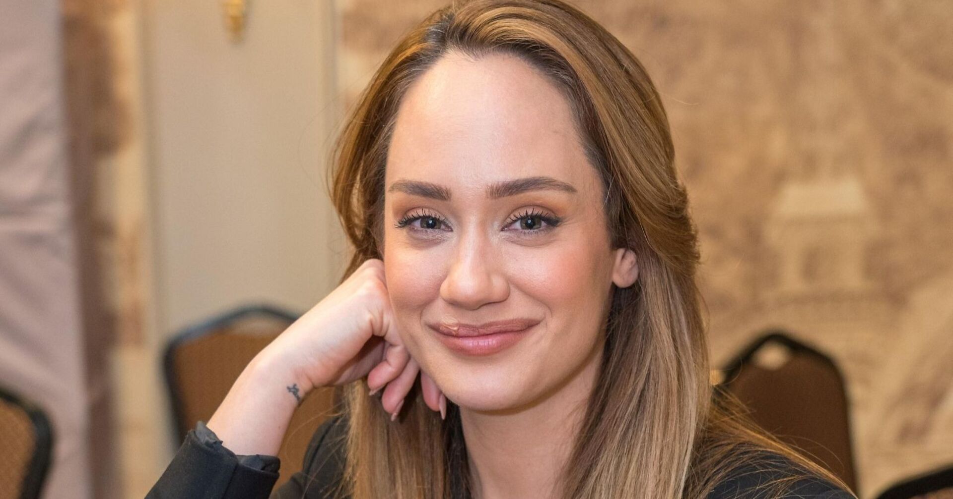 Sasa Schwarzjirg  lächelt in die Kamera.