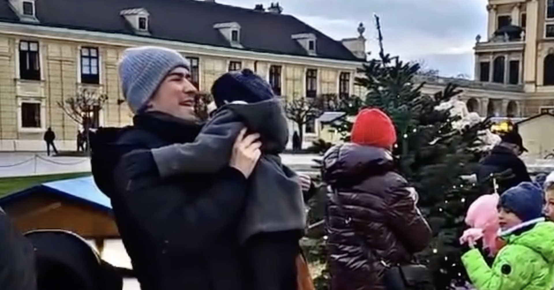 Screenshot aus dem Instagram-Video von Sebastian Kurz. Sein Sohn Konstantin wirft sich in seine Arme