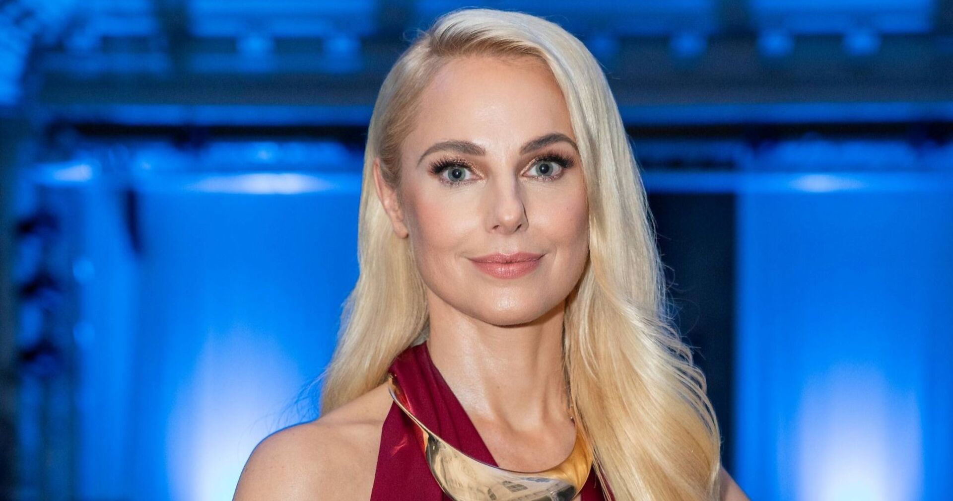 Silvia Schneider in einem dunkelrotem Kleid.