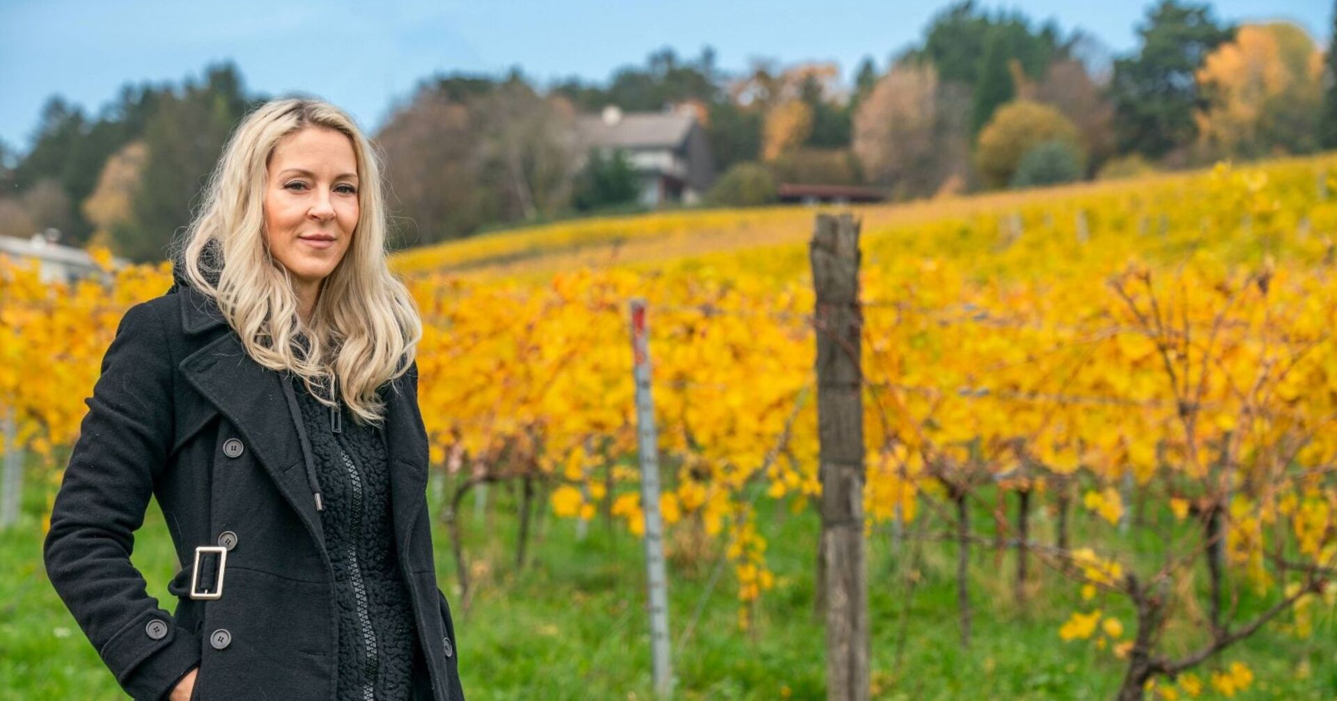 Simone Lugner in den Weinbergen