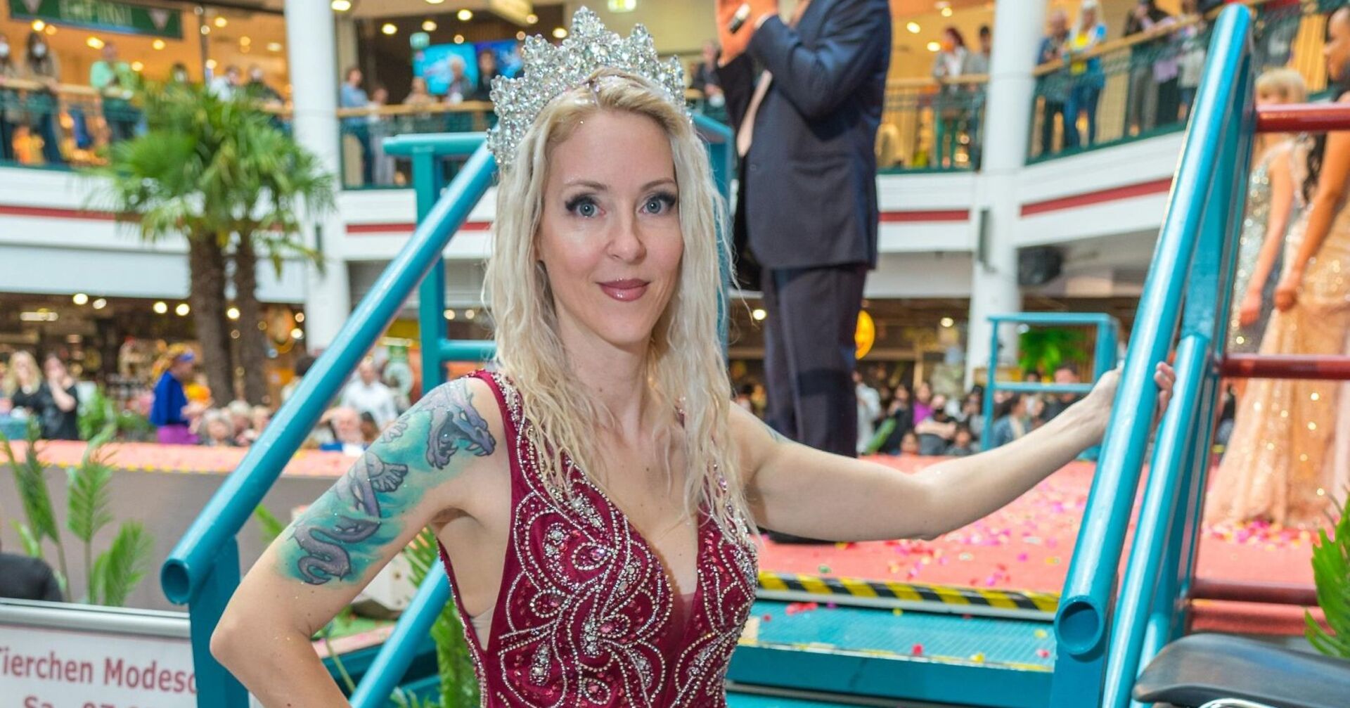 Simone Lugner im Kleid mit Krone.