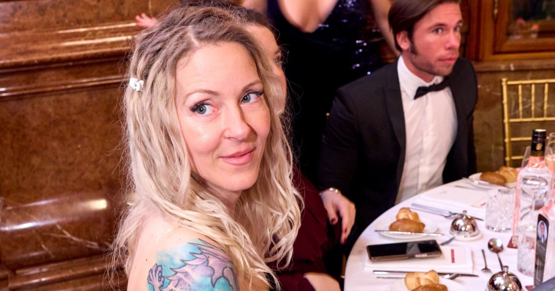 Simone Lugner sitzt an einem Tisch