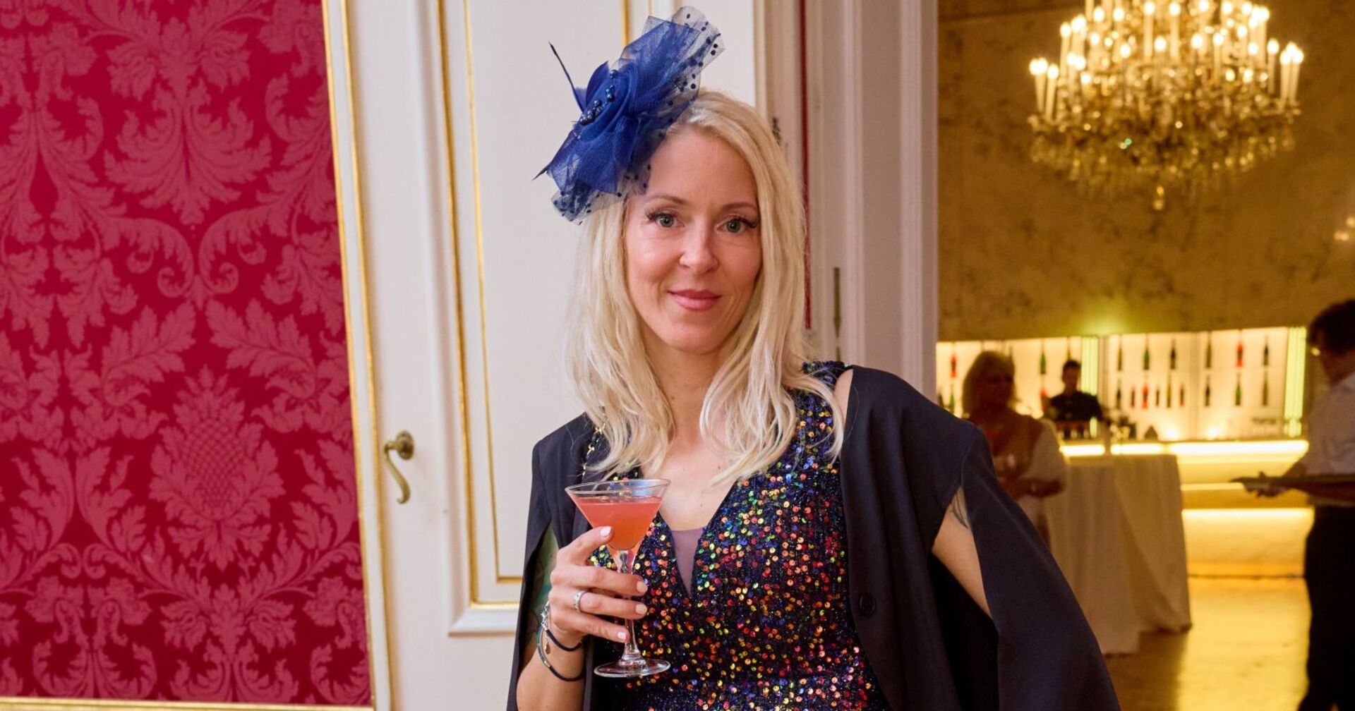 Simone Lugner mit einem Cocktail in der Hand.