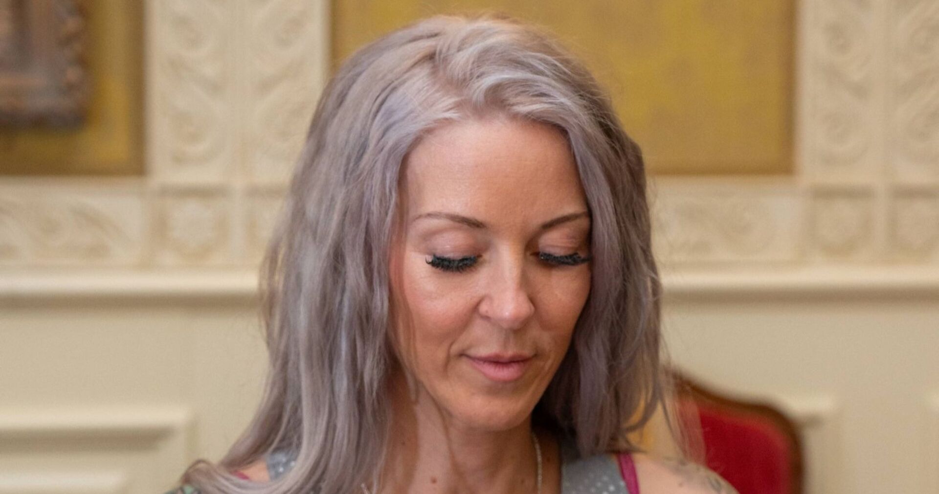 Simone Lugner blickt auf den Boden