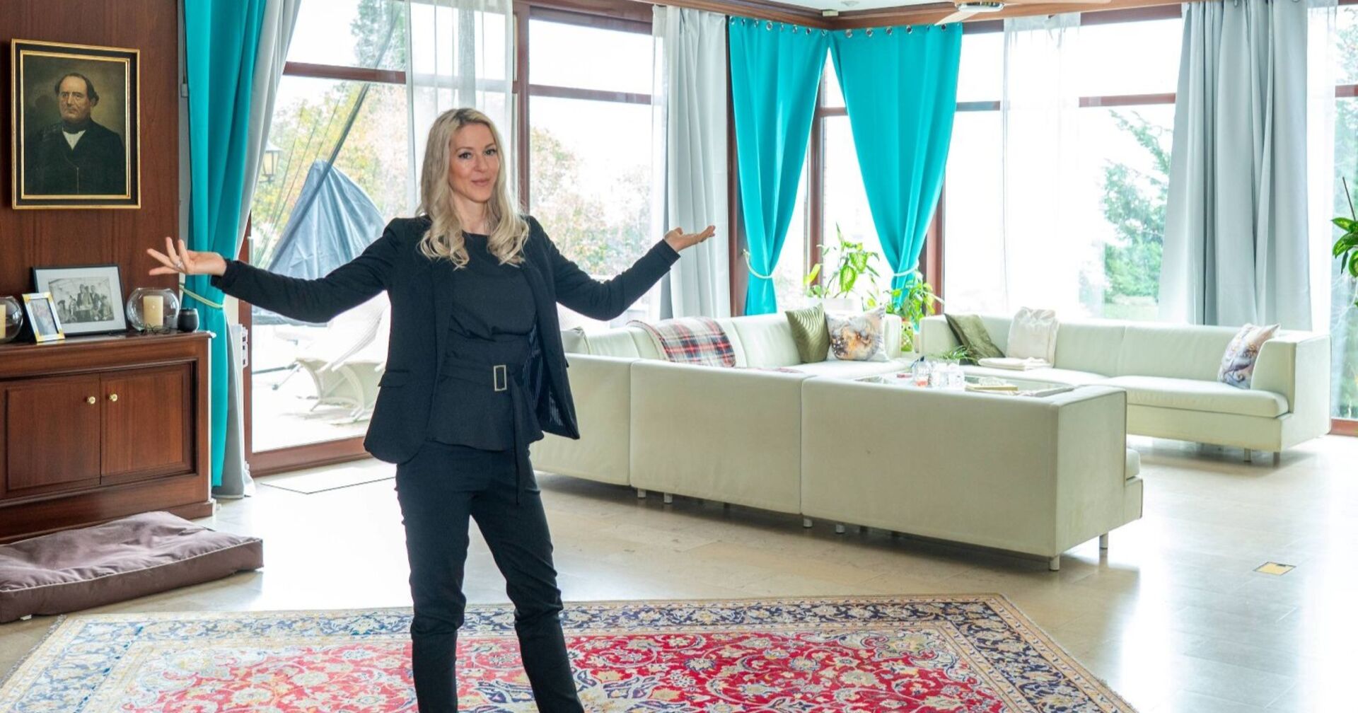 Simone Lugner posiert in der Villa