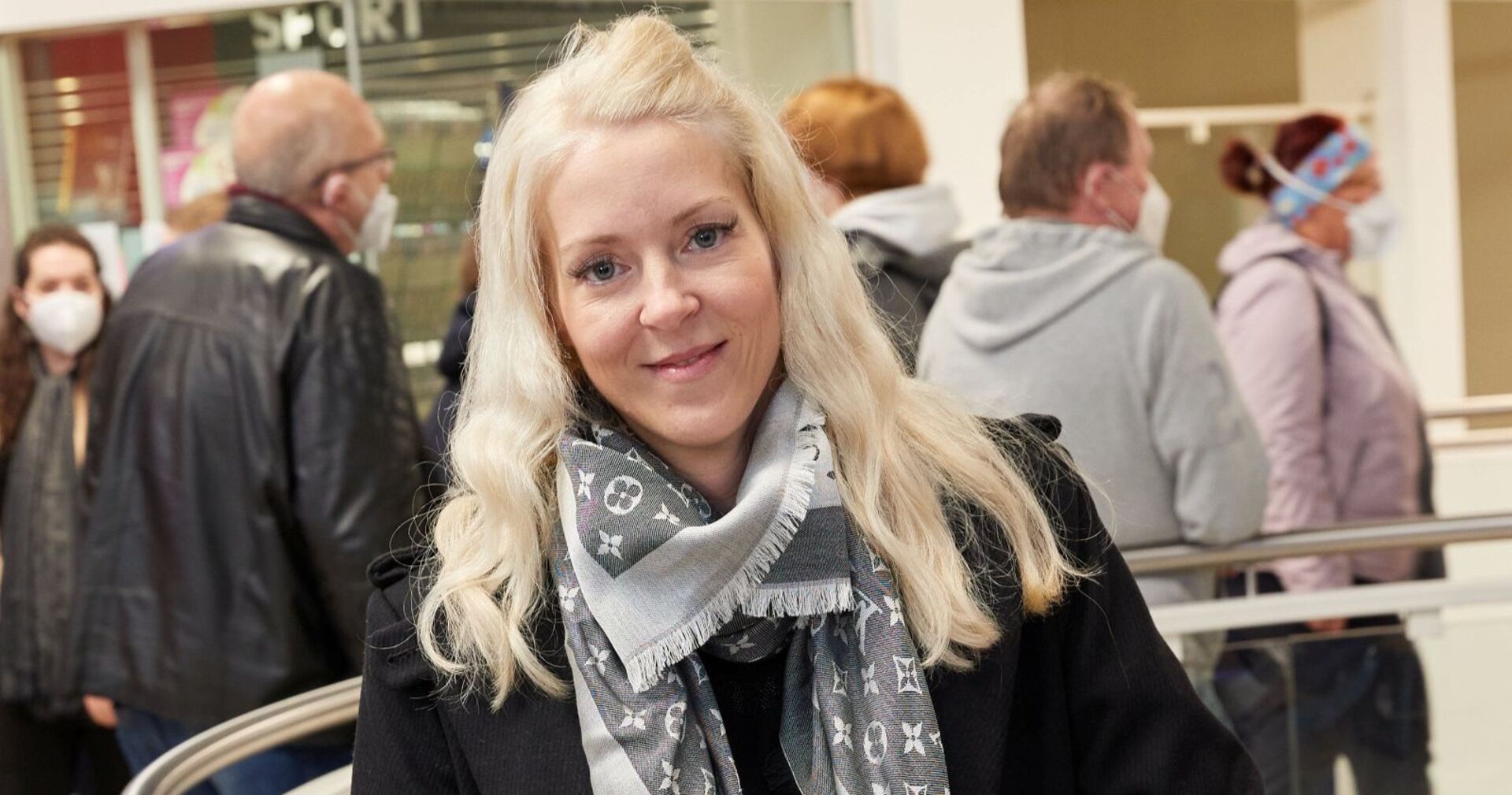 Simone Lugner lächelt in die Kamera