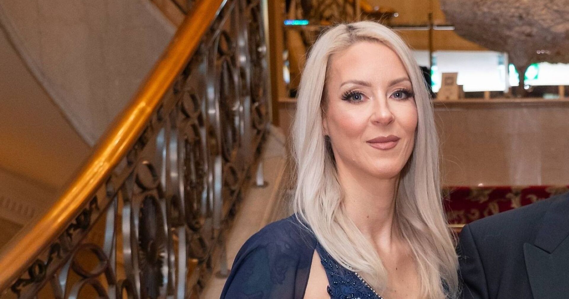 Simone Lugner auf einer Treppe.