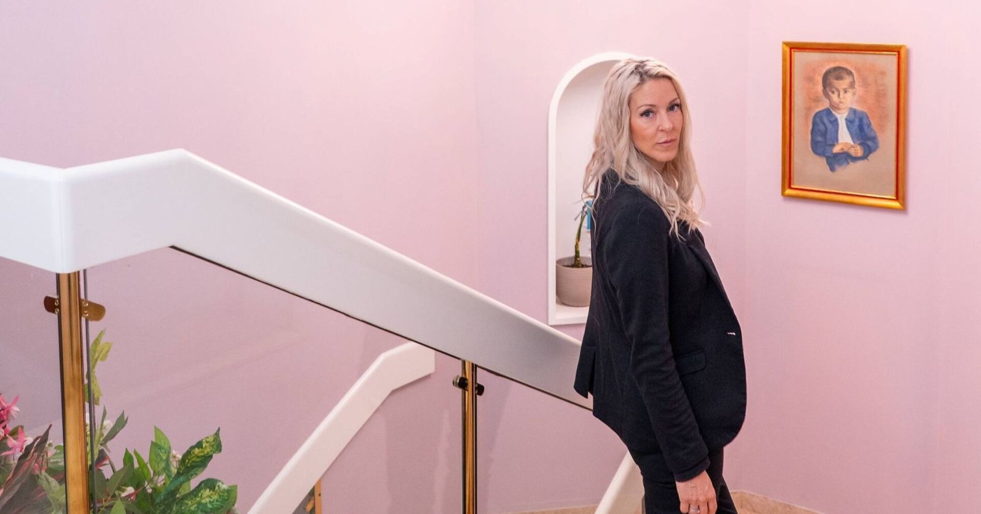 Simone Lugner auf der Treppe