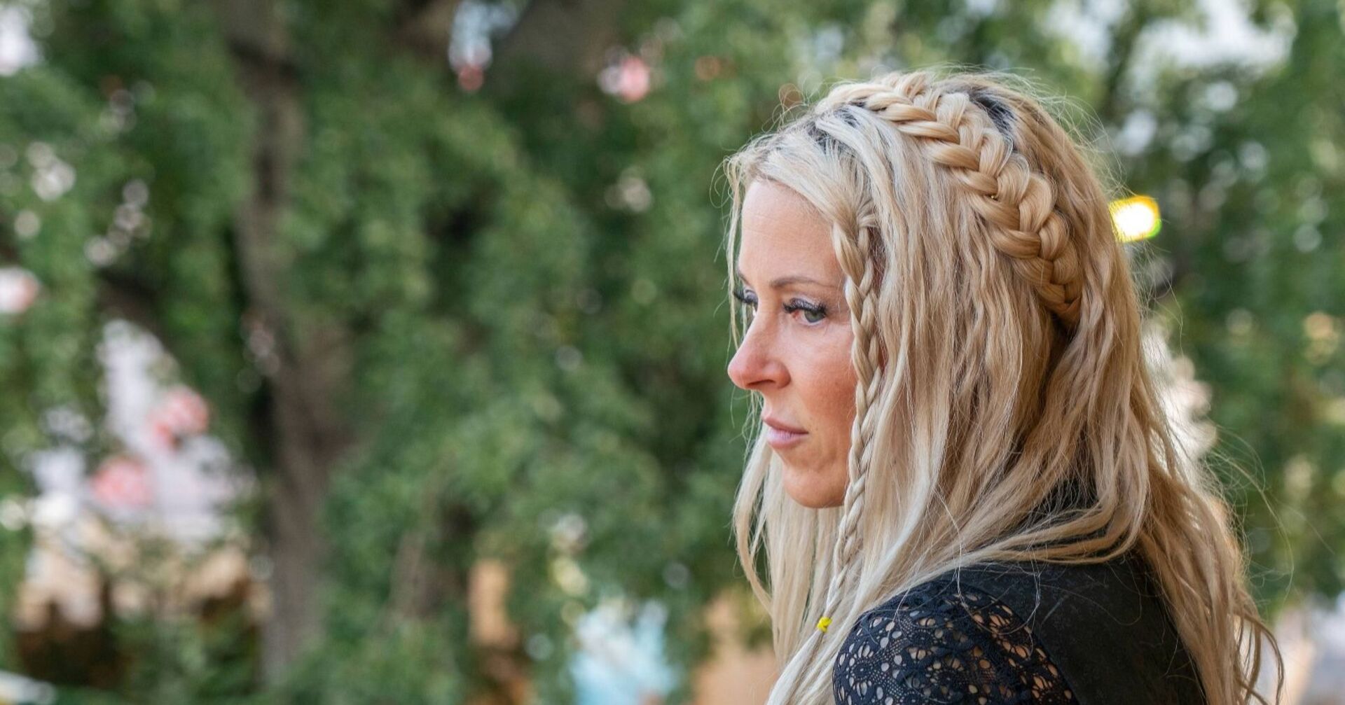 Simone Lugner blickt in die Ferne