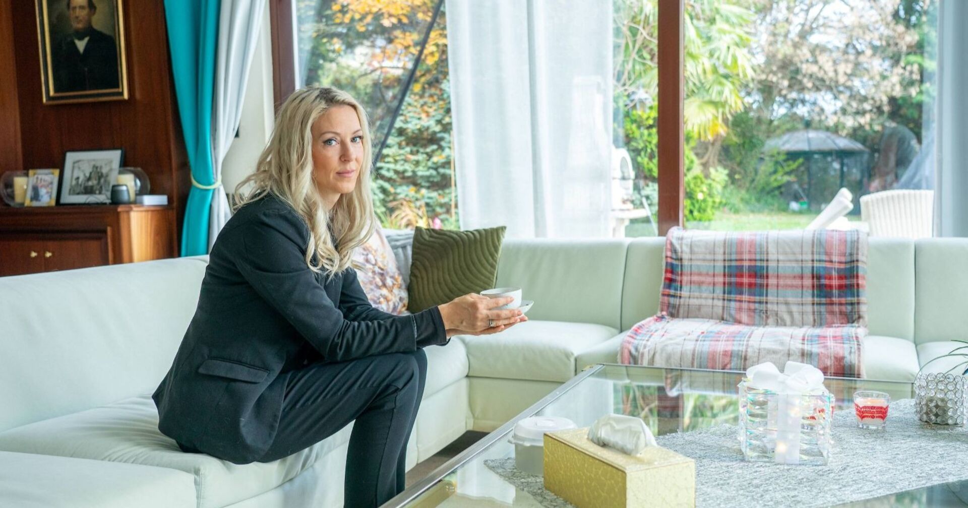 Simone Lugner sitzt auf ihrer Couch