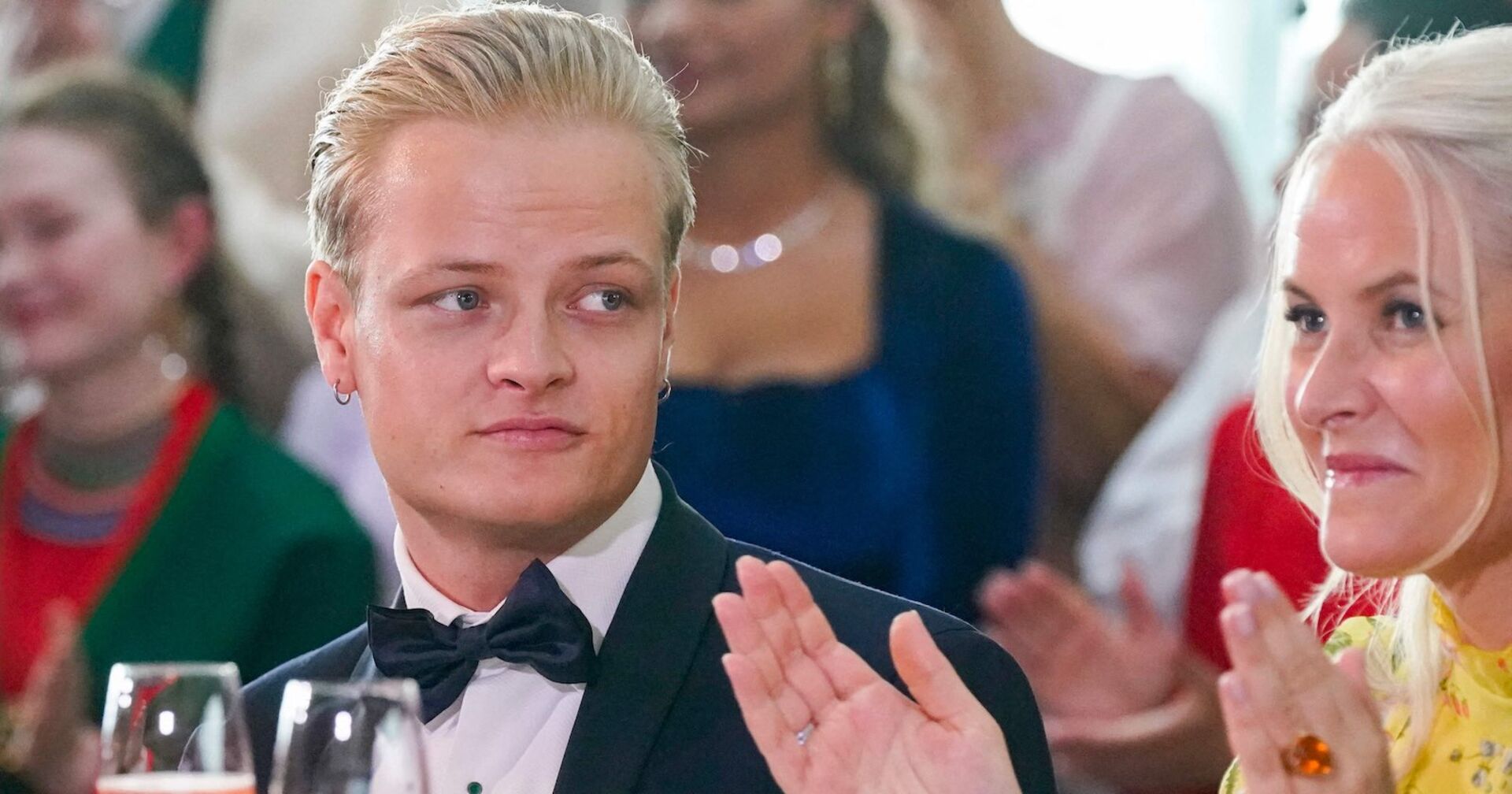 Marius Borg Høiby mit seiner Mutter Mette-Marit bei einer Veranstaltung.