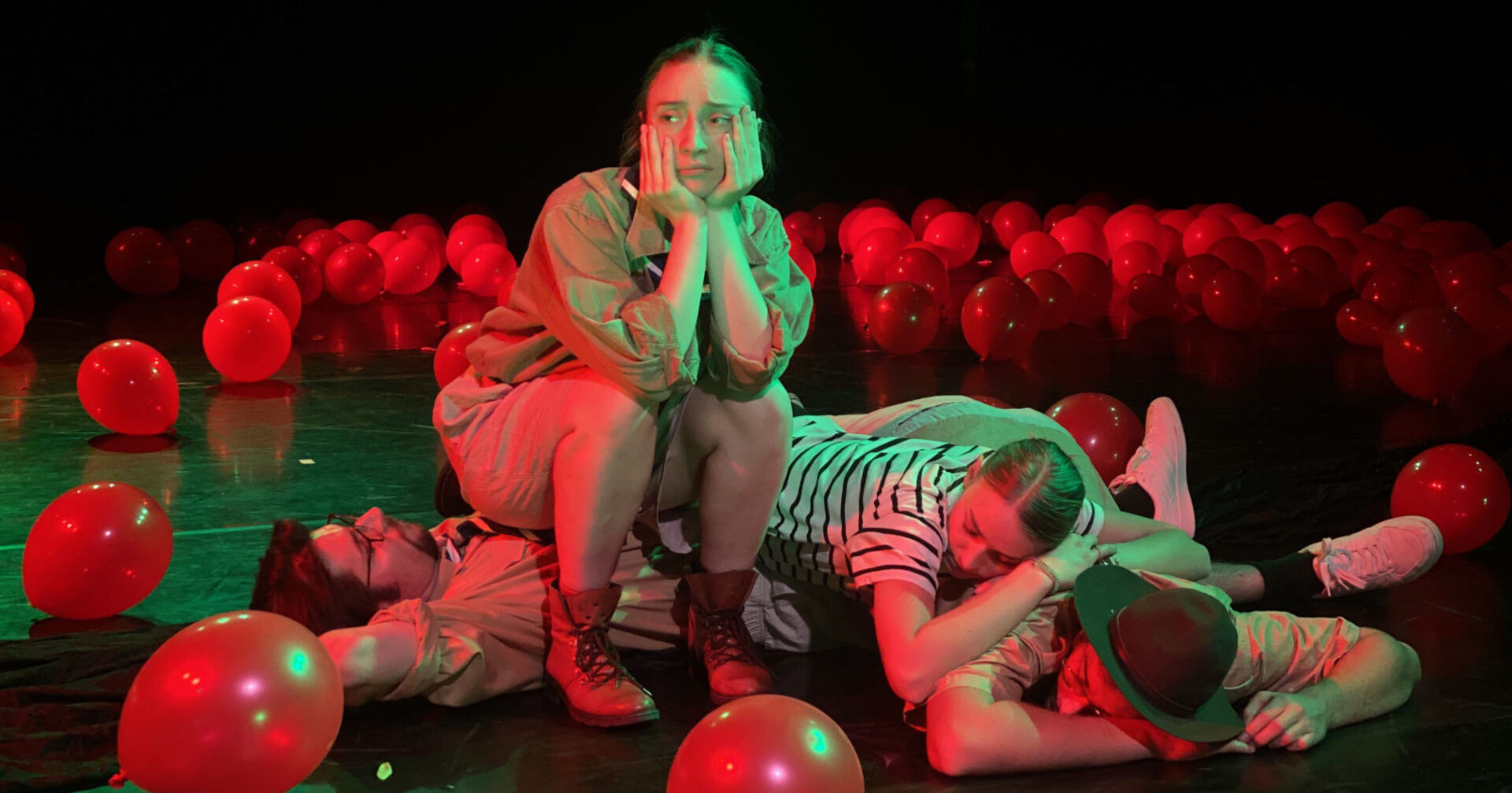 Mehrere Schauspieler sind auf einer Bühne zu sehen