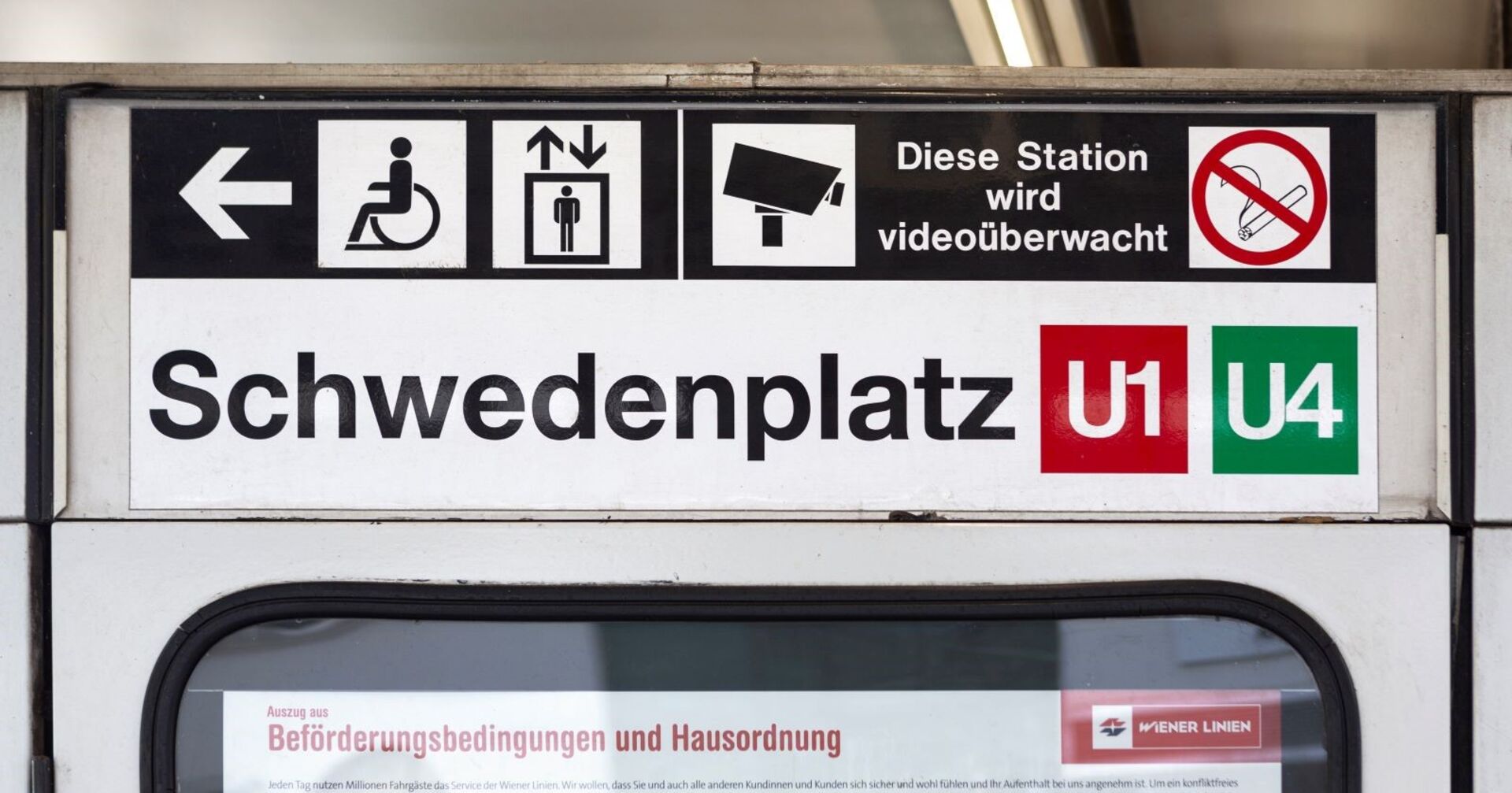 Die U4 fährt unbehindert, für die U1 kann nicht zwischen Schwedenplatz und Reumannplatz fahren..