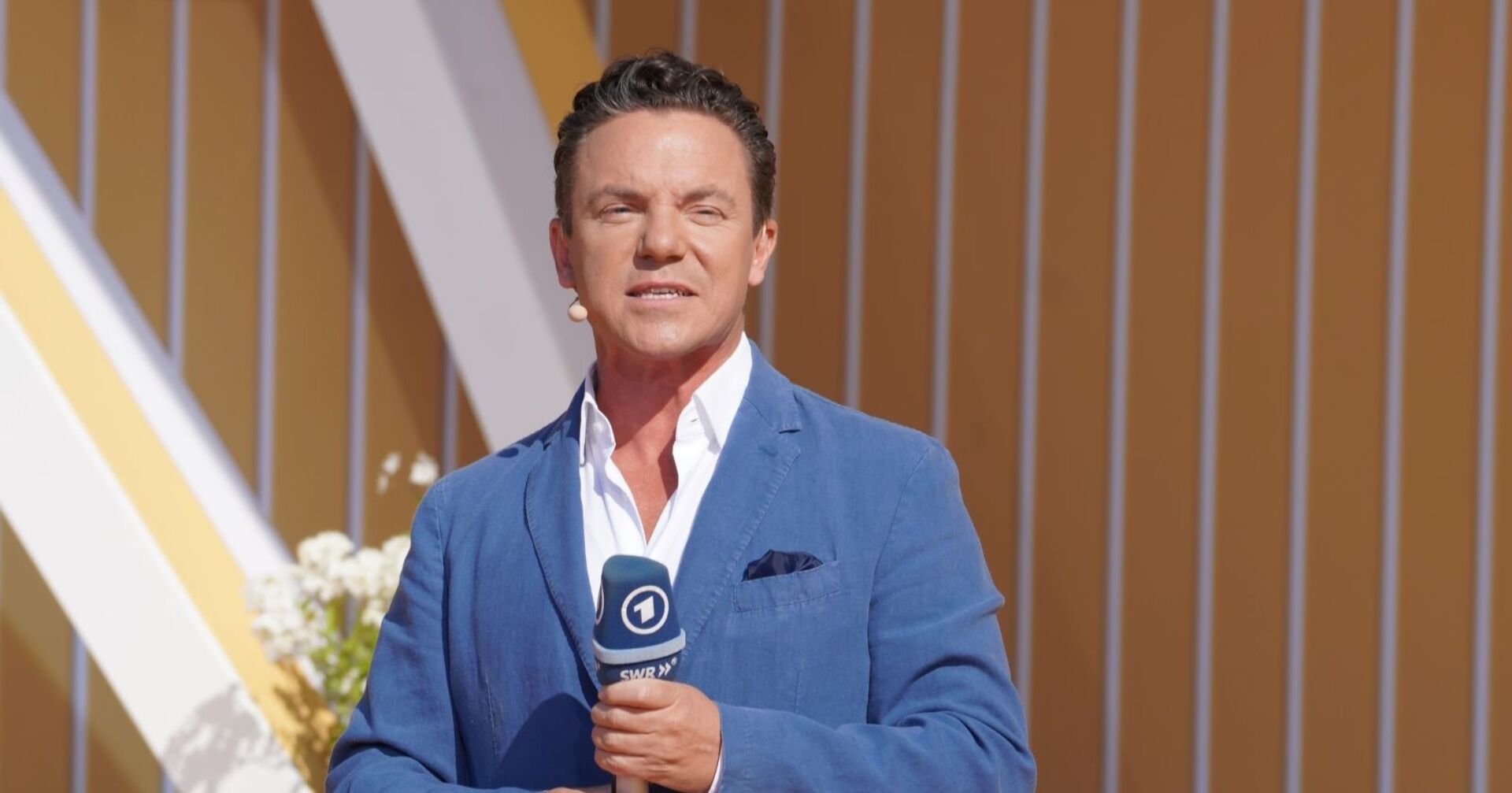 Stefan Mross mit Mikrophon in der Hand