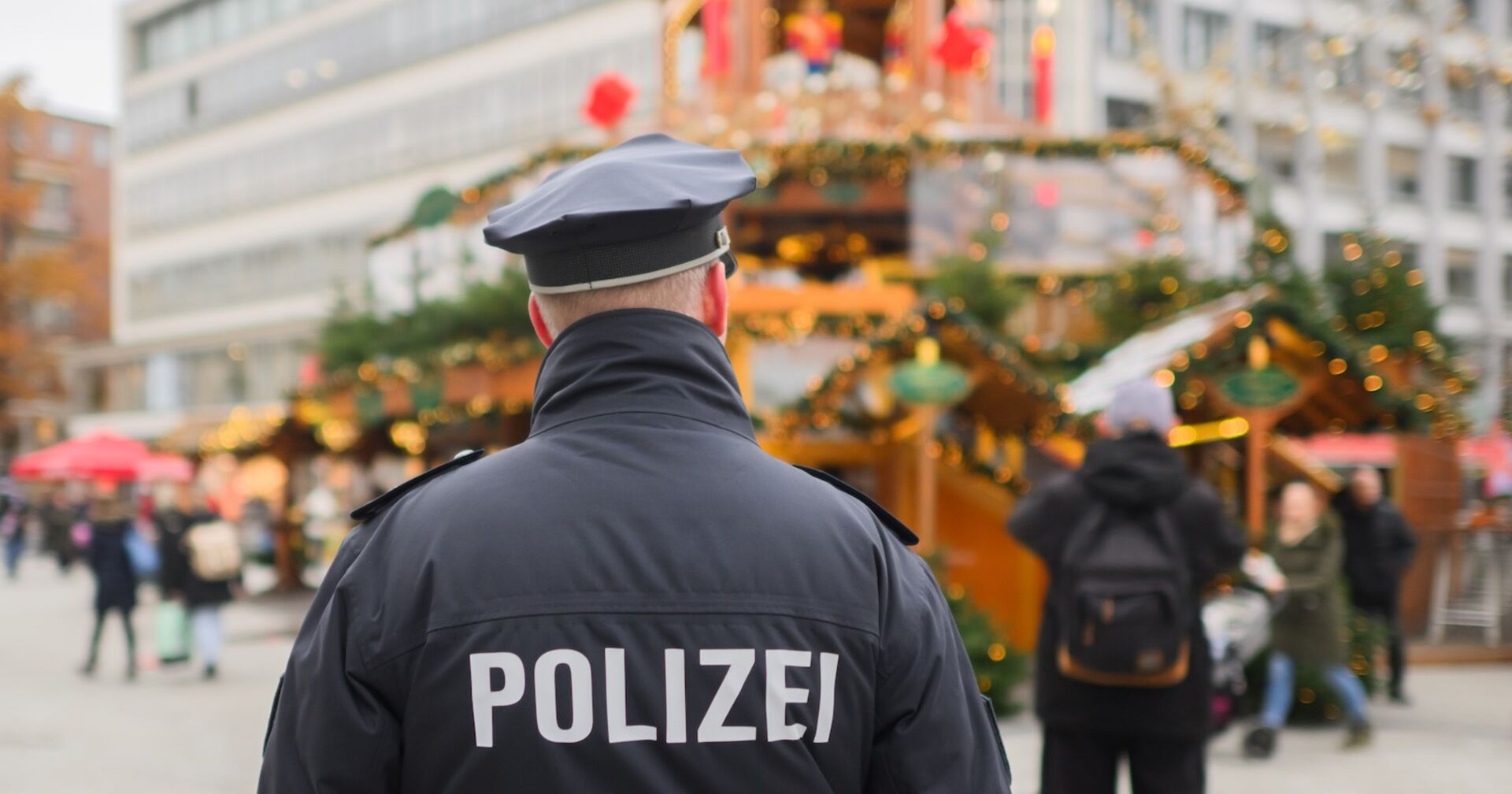 Ein Polizist auf einem Weihnachtsmarkt