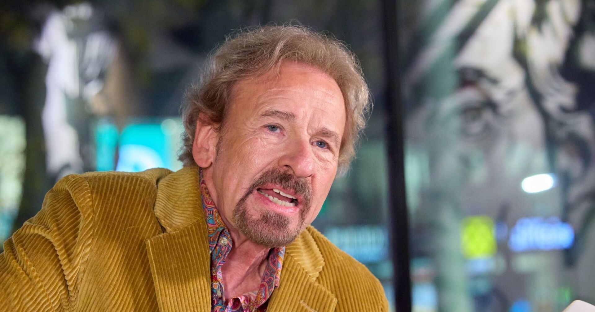 Thomas Gottschalk in einem gelben Sakko.