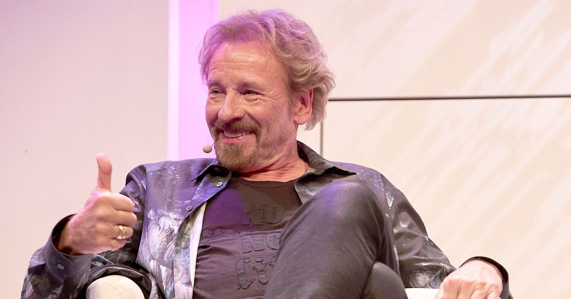 Thomas Gottschalk zeigt einen Daumen nach oben
