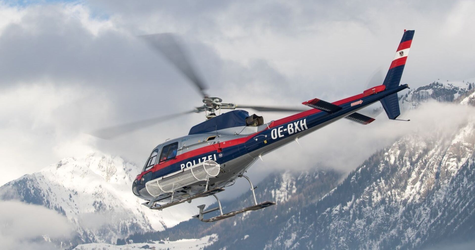 Polizeihubschrauber &quot;Libelle&quot; im Einsatz in den Bergen.