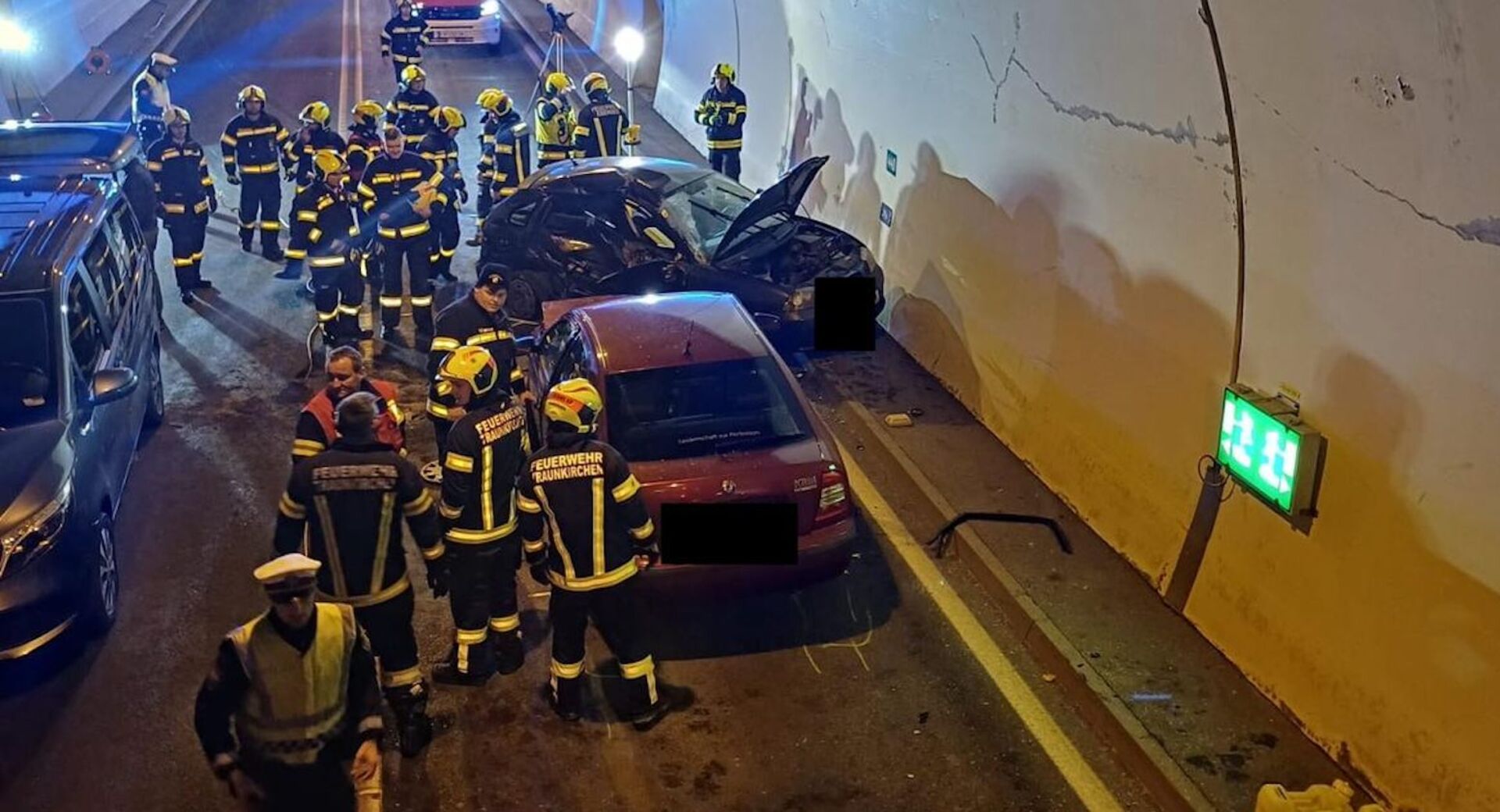 Viele Einsatzkräfte am Unfallort im Bartl-Kreuz-Tunnel in Ebensee.