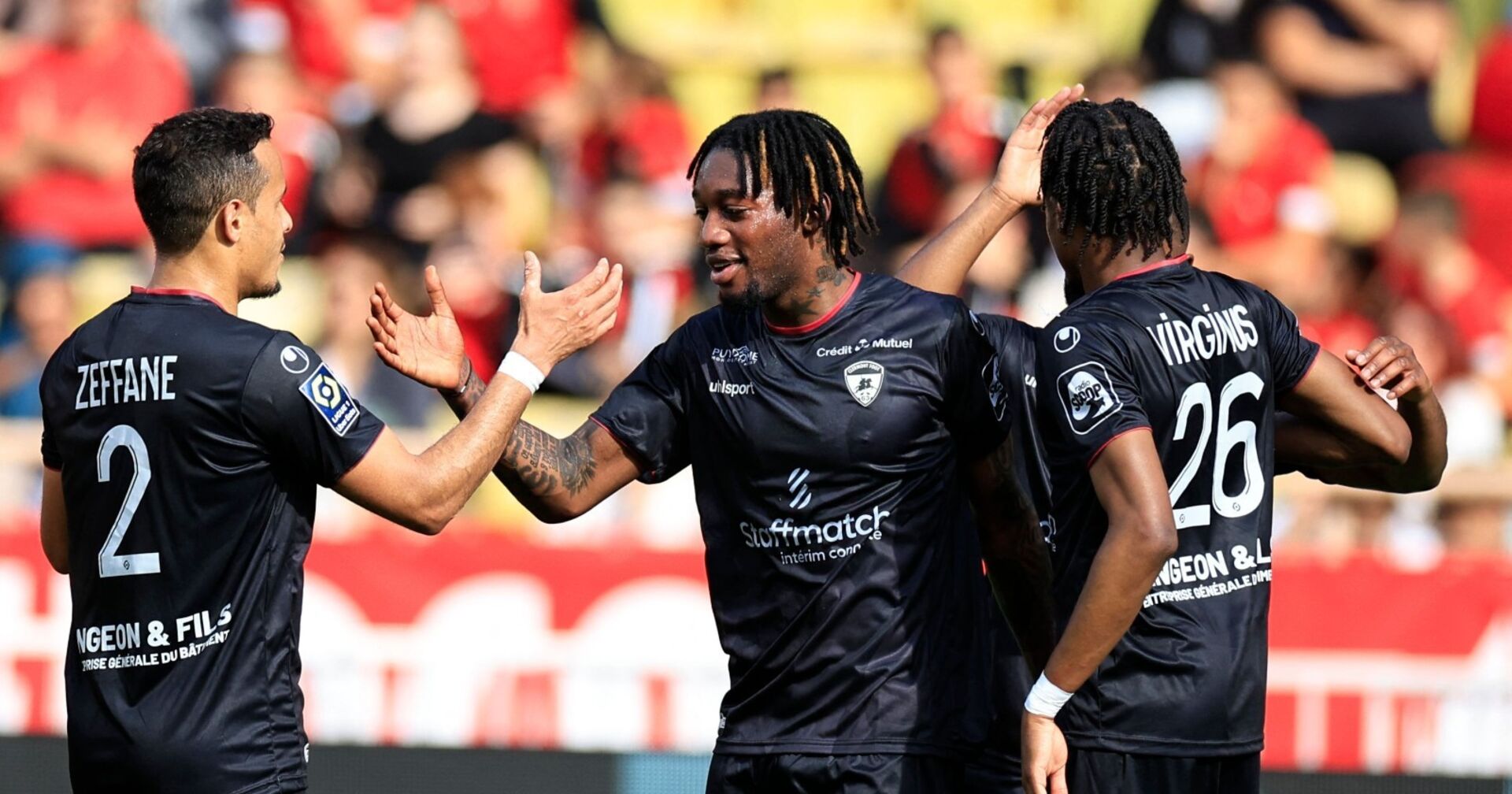 Muhammed Cham klatscht mit Teamkollegen ab