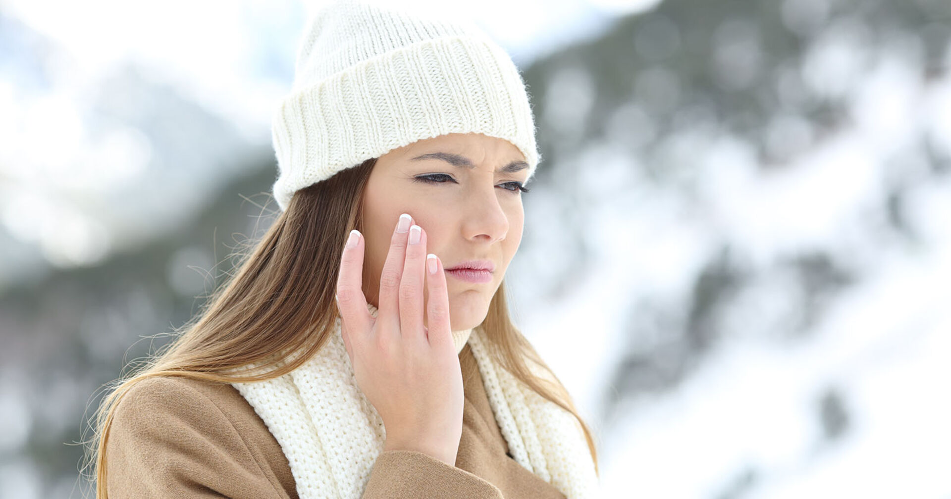 Frau greift sich ins Gesicht | Credit: iStock.com/AntonioGuillem