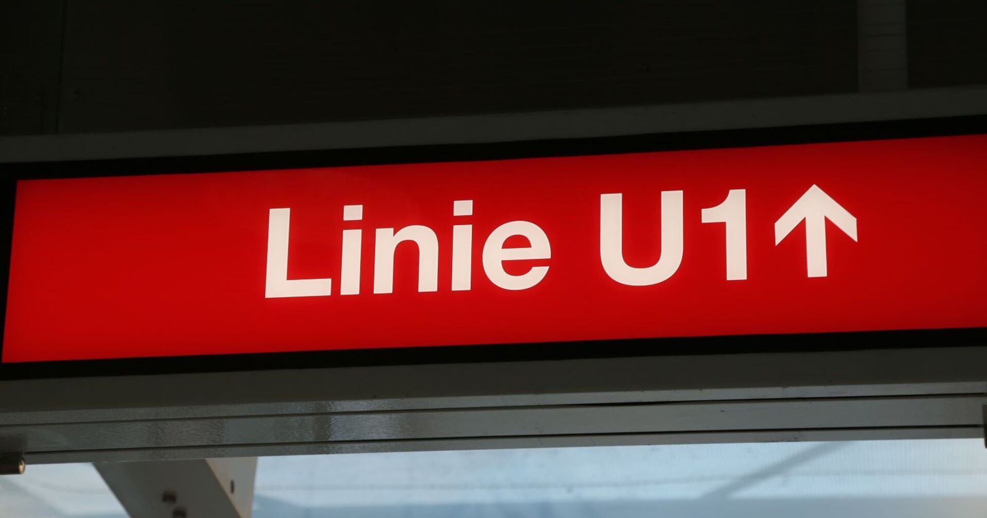 Die U1-Stationen Südtirolerplatz und Taubstummengasse mussten aufgrund eines Brandes gesperrt werden.