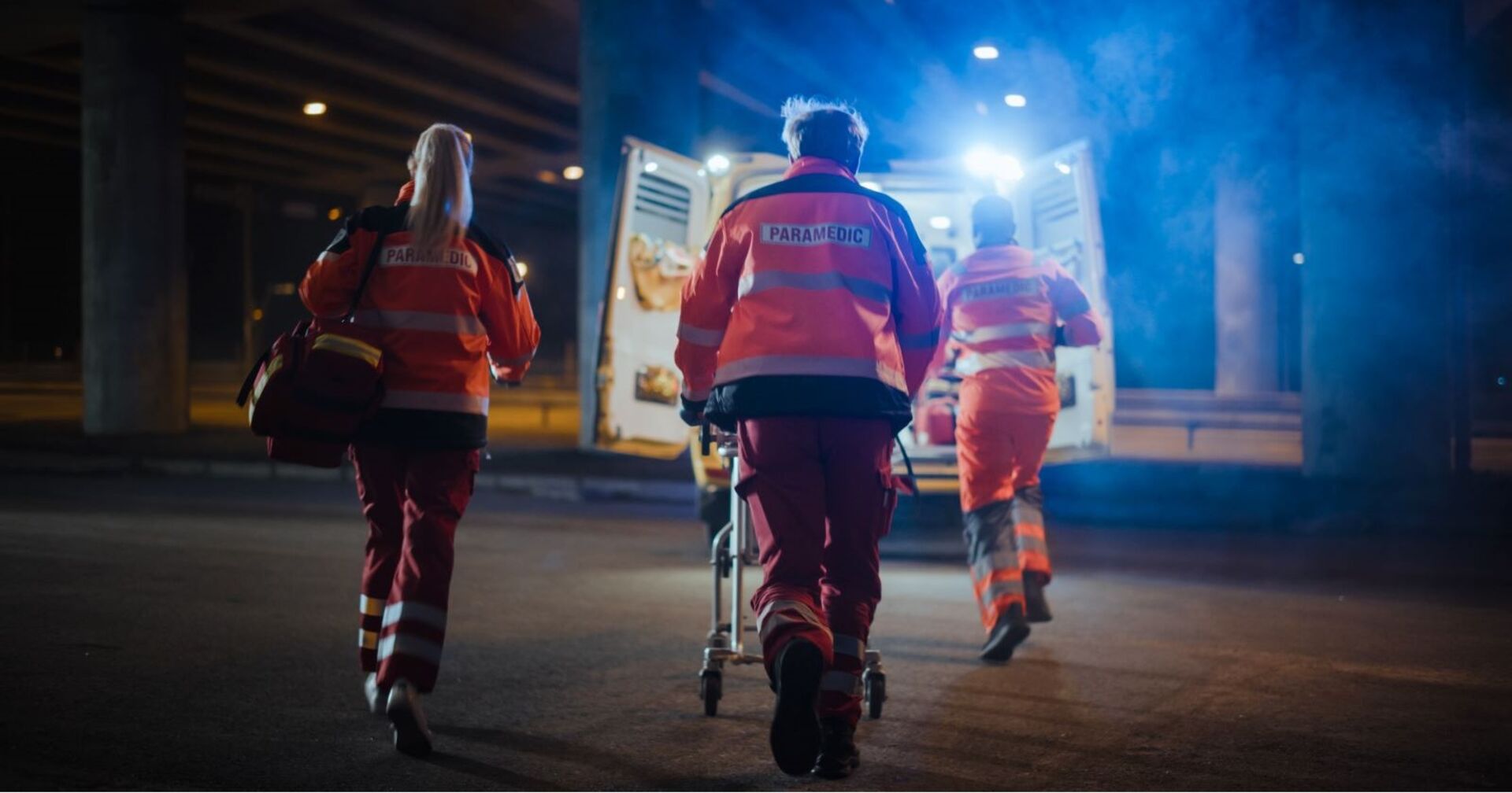 3 Rettungskräfte an einem Unfallort.
