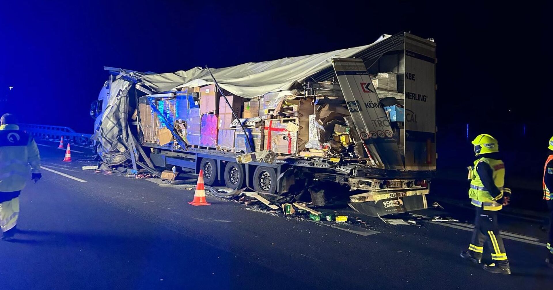 Einer der Unfalllastwagen auf der A4 und Einsatzkräfte.