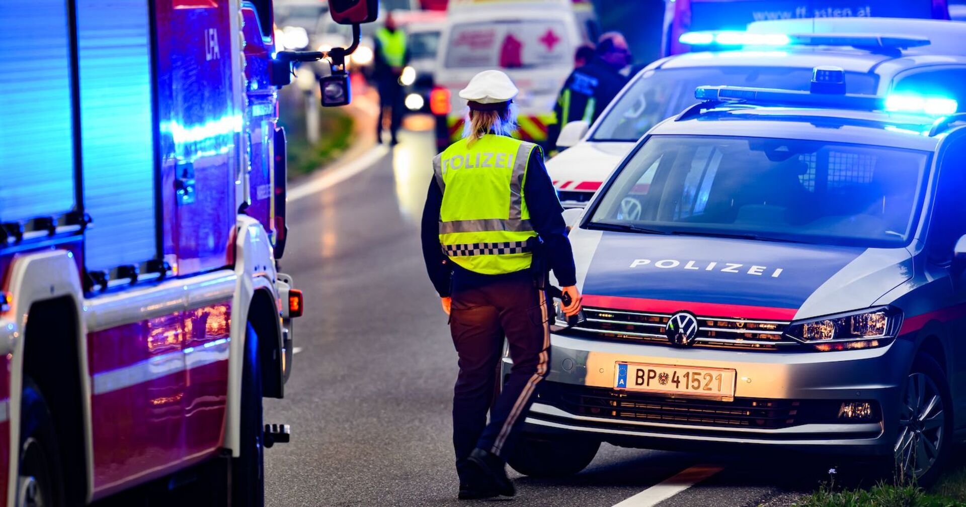 Feuerwehr, Polizei und Rettung an einem Unfallort.