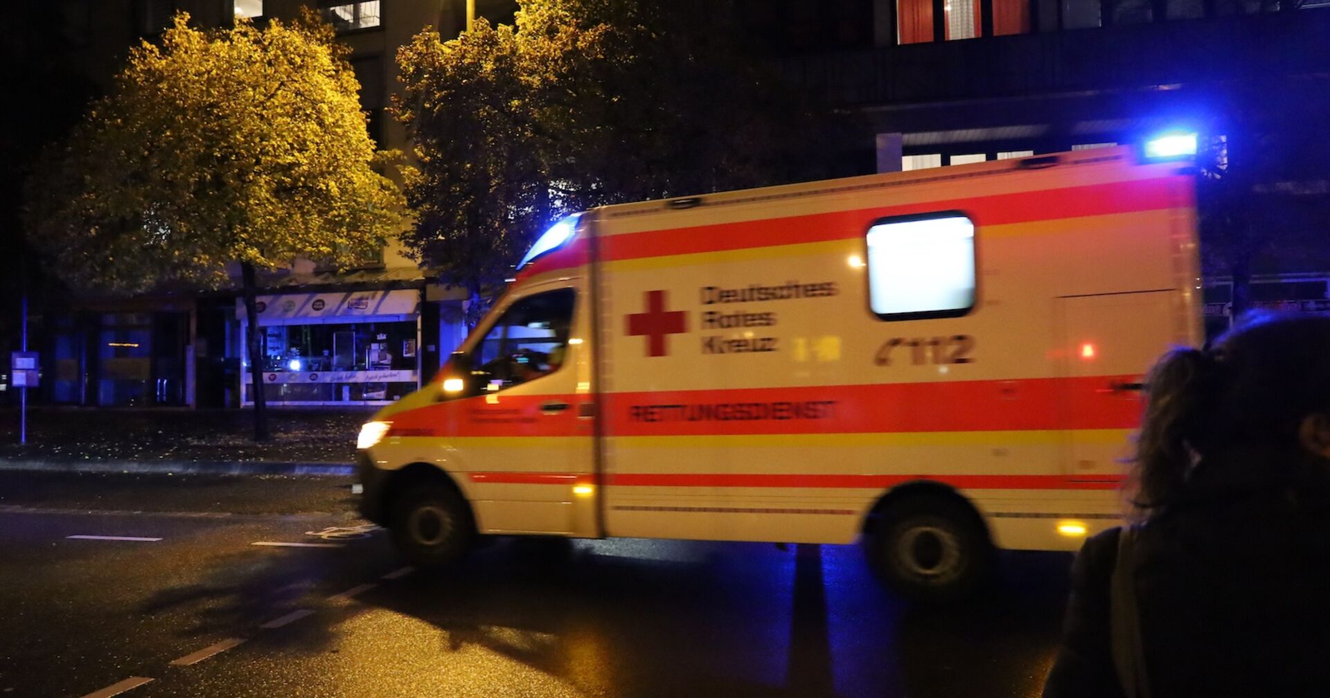 Rettungswagen fährt in der Nacht zu einem Einsatz.