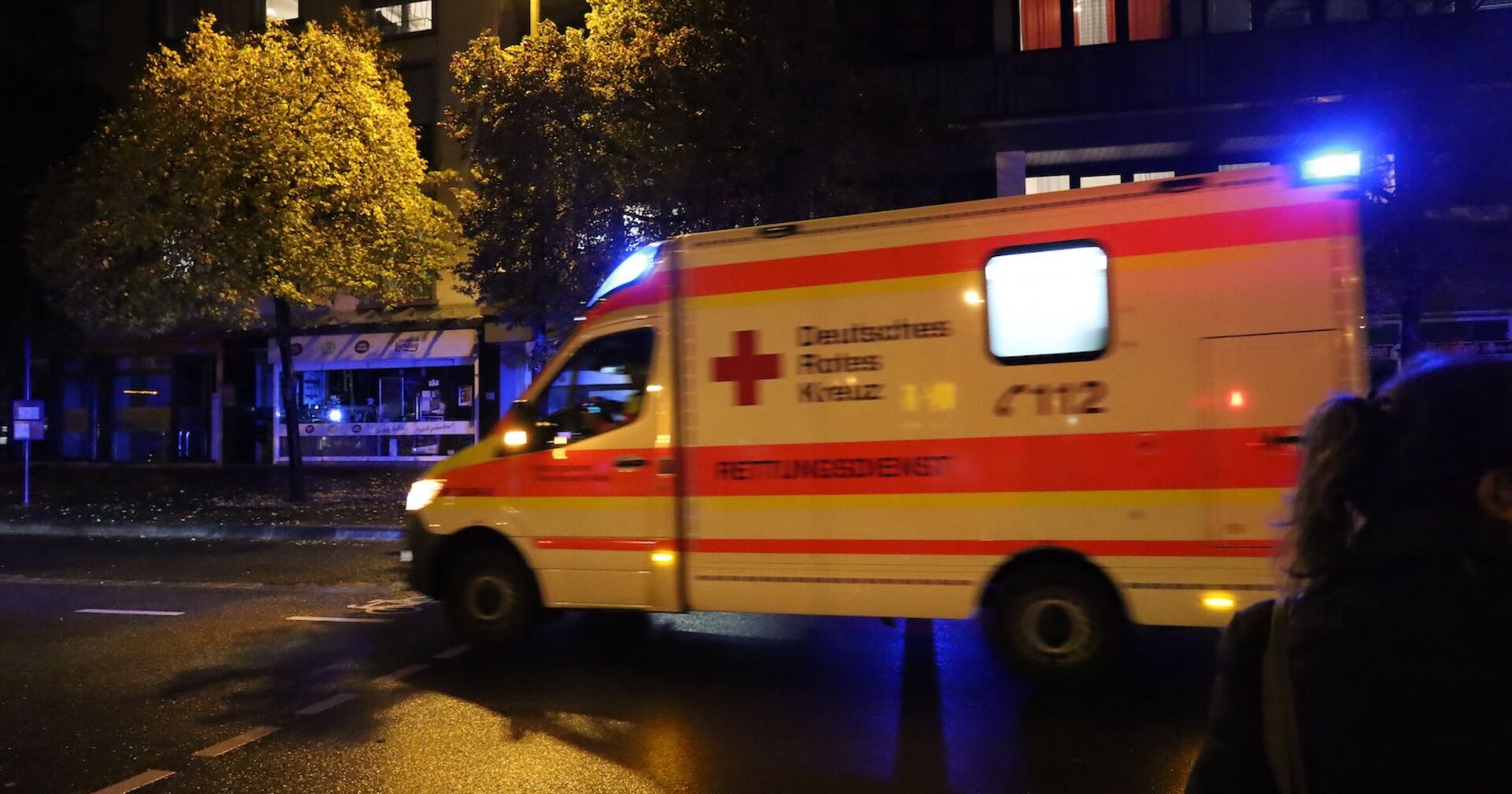 Ein Rettungswagen in der Nacht.