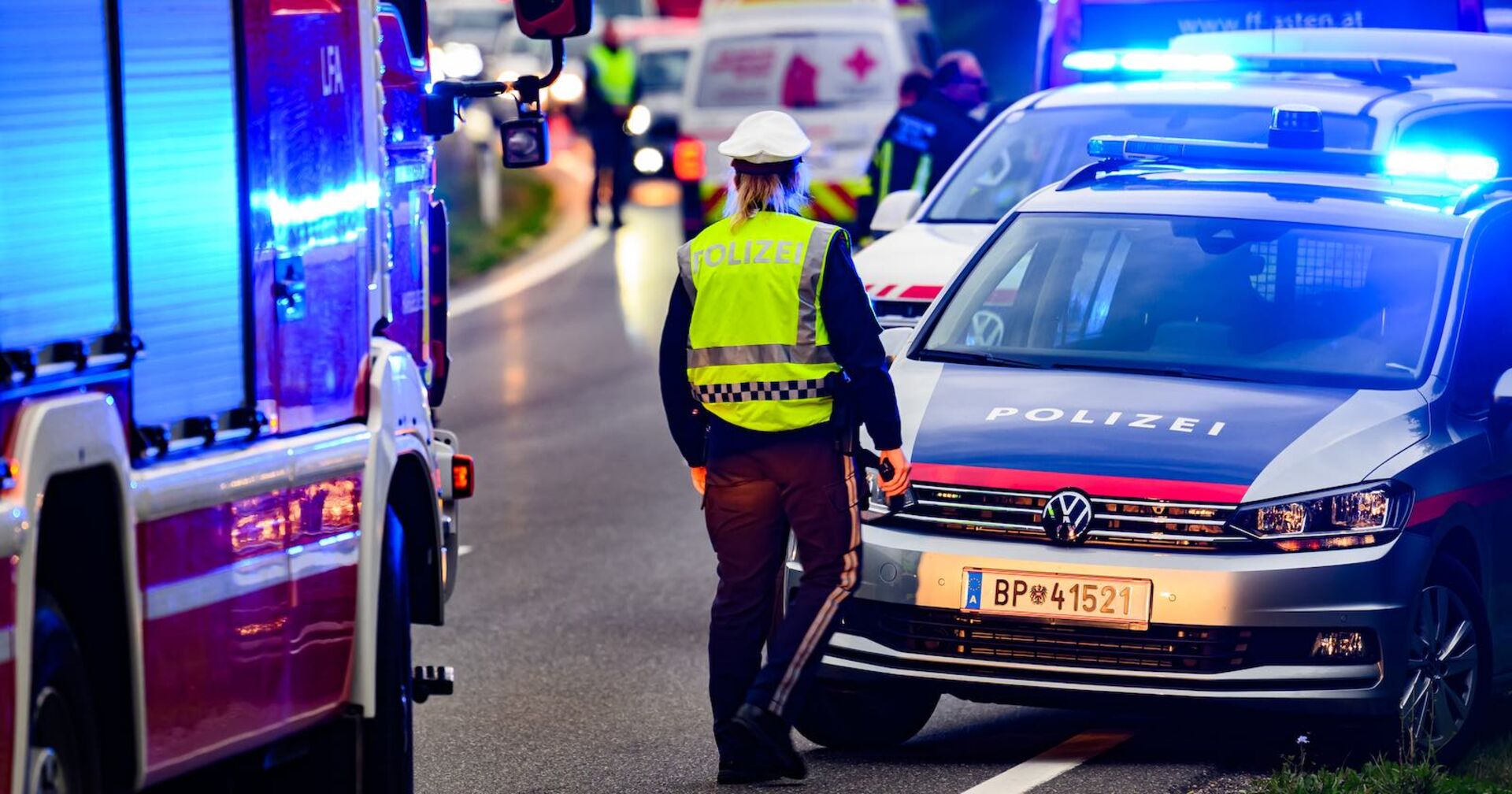 Polizei, Feuerwehr und Rettung am Unfallort.