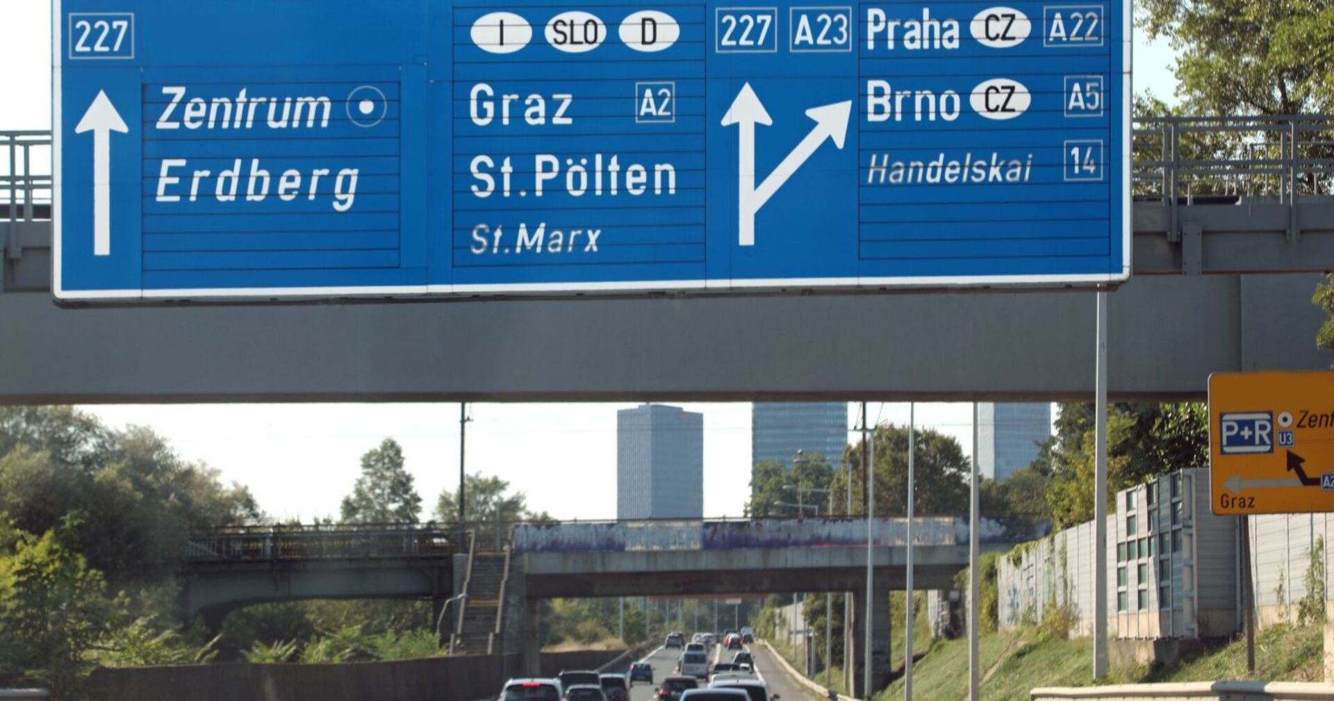 Straßenschilder in Österreich und verschiedene europäische Ortsnamen