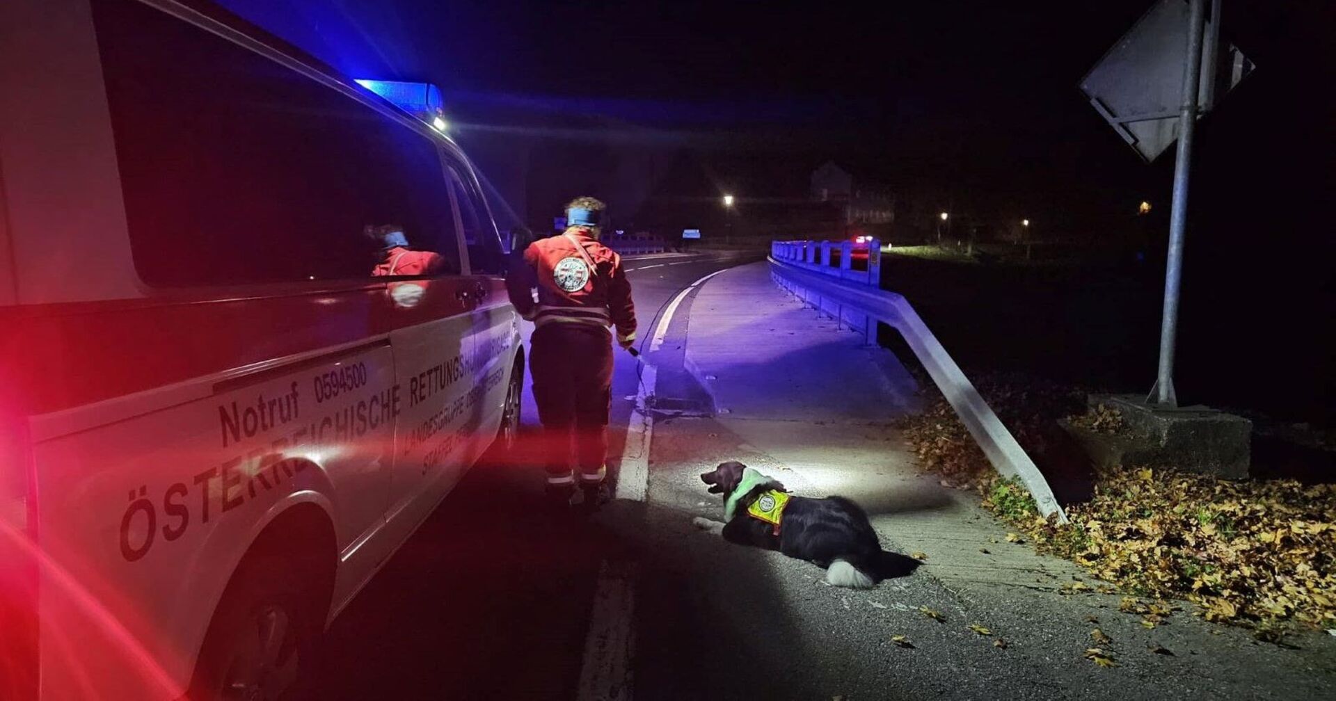 Ein Mann und ein Hund, die nach dem Vermissten suchten.