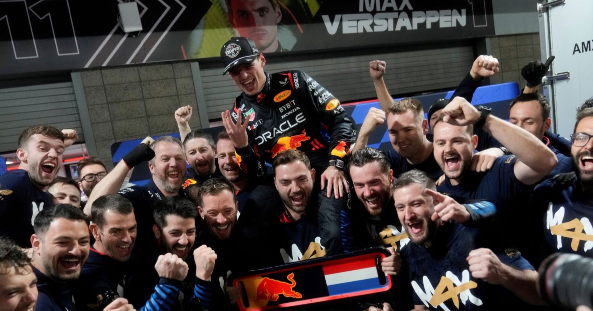 Max Verstappen und das Team von Red Bull feiern den vierten Weltmeistertitel in Las Vegas.