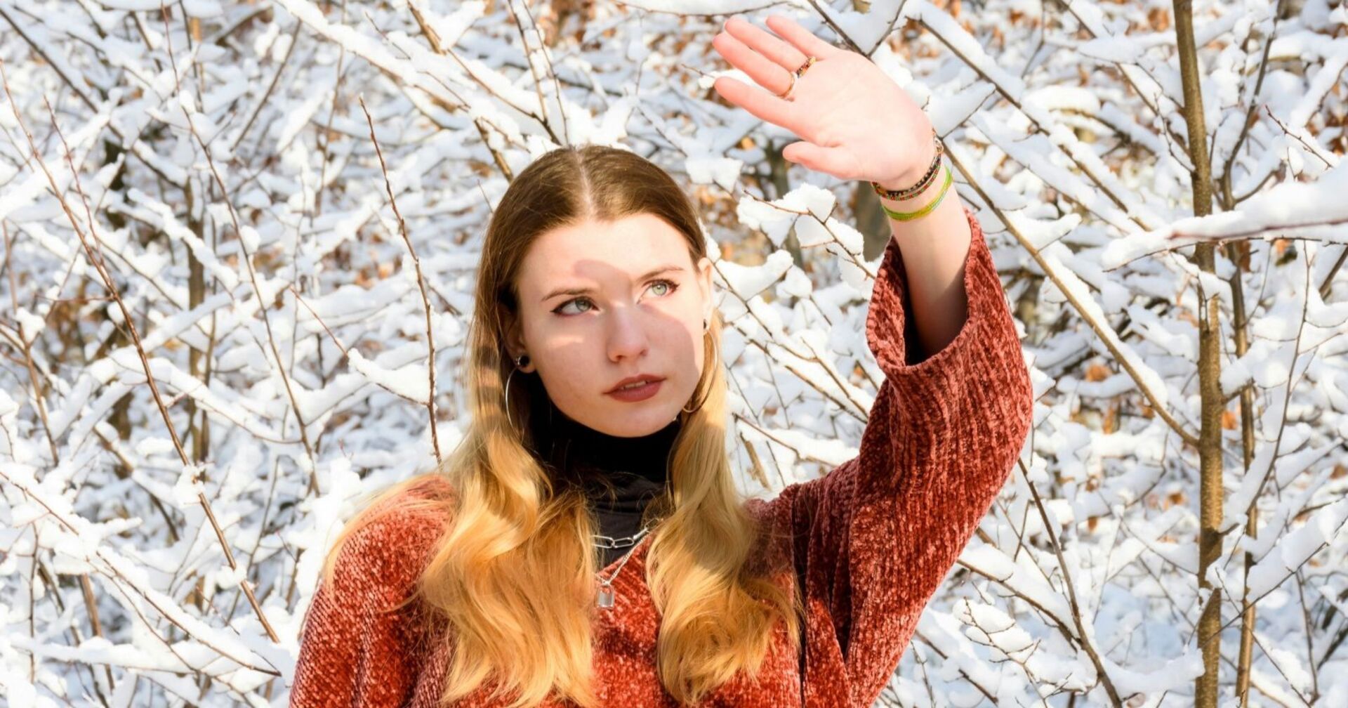 Frau blickt in Sonne