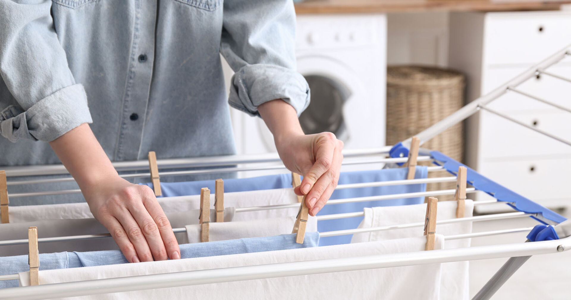 Wäscheständer mit Wäsche | Credit: iStock.com/Liudmila Chernetska